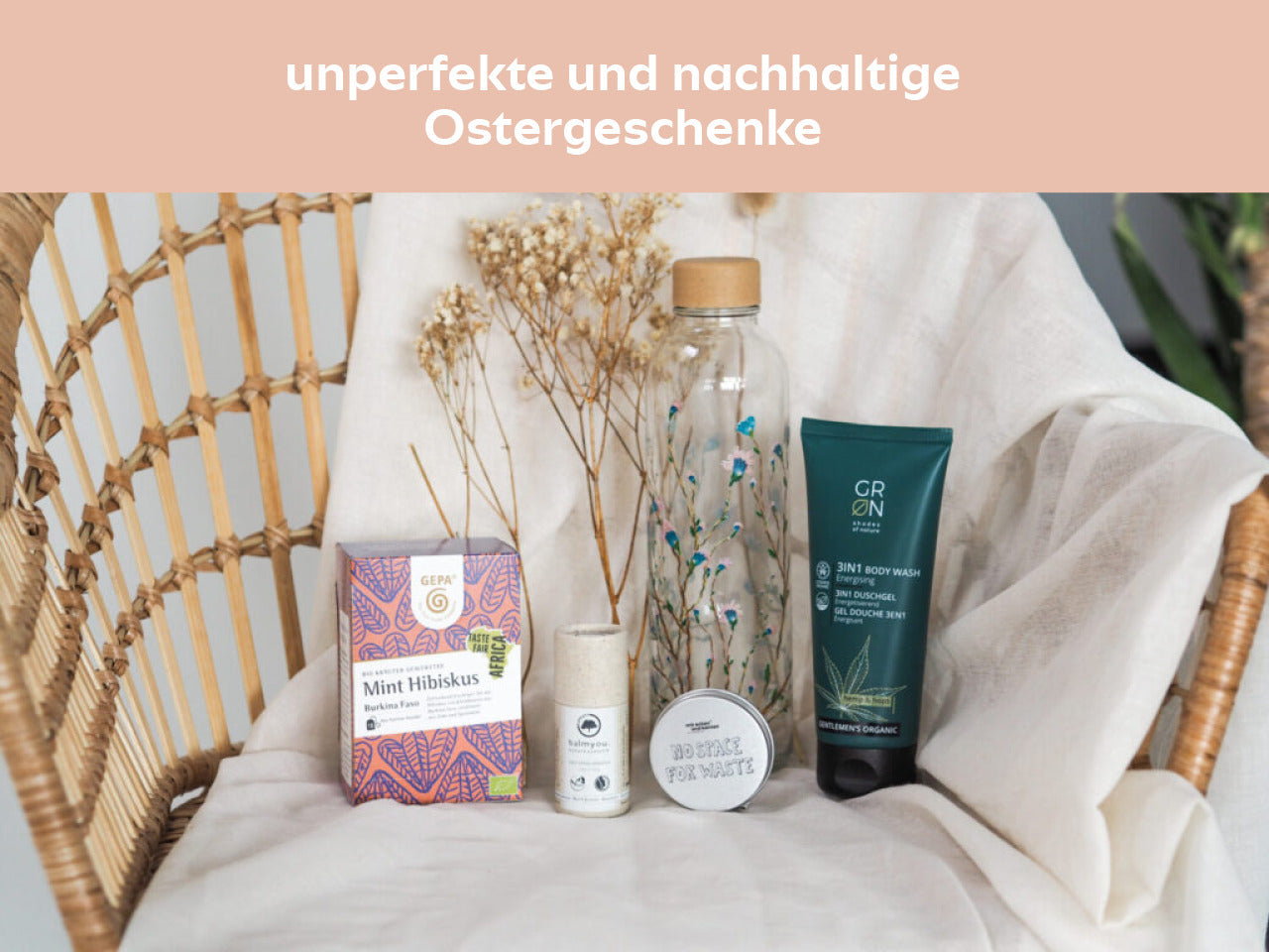 Eine Auswahl nachhaltiger Produkte, darunter Body Wash, Tee, Lippenbalsam und eine Flasche, auf einem Stuhl.