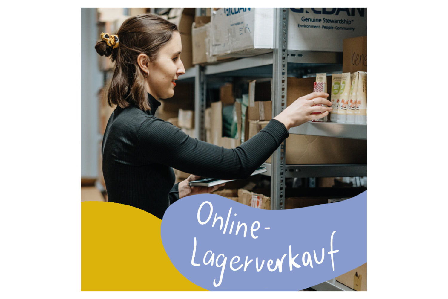 Frau holt ein Produkt aus einem Lagerregal, unten steht "Online-Lagerverkauf" auf buntem Hintergrund.