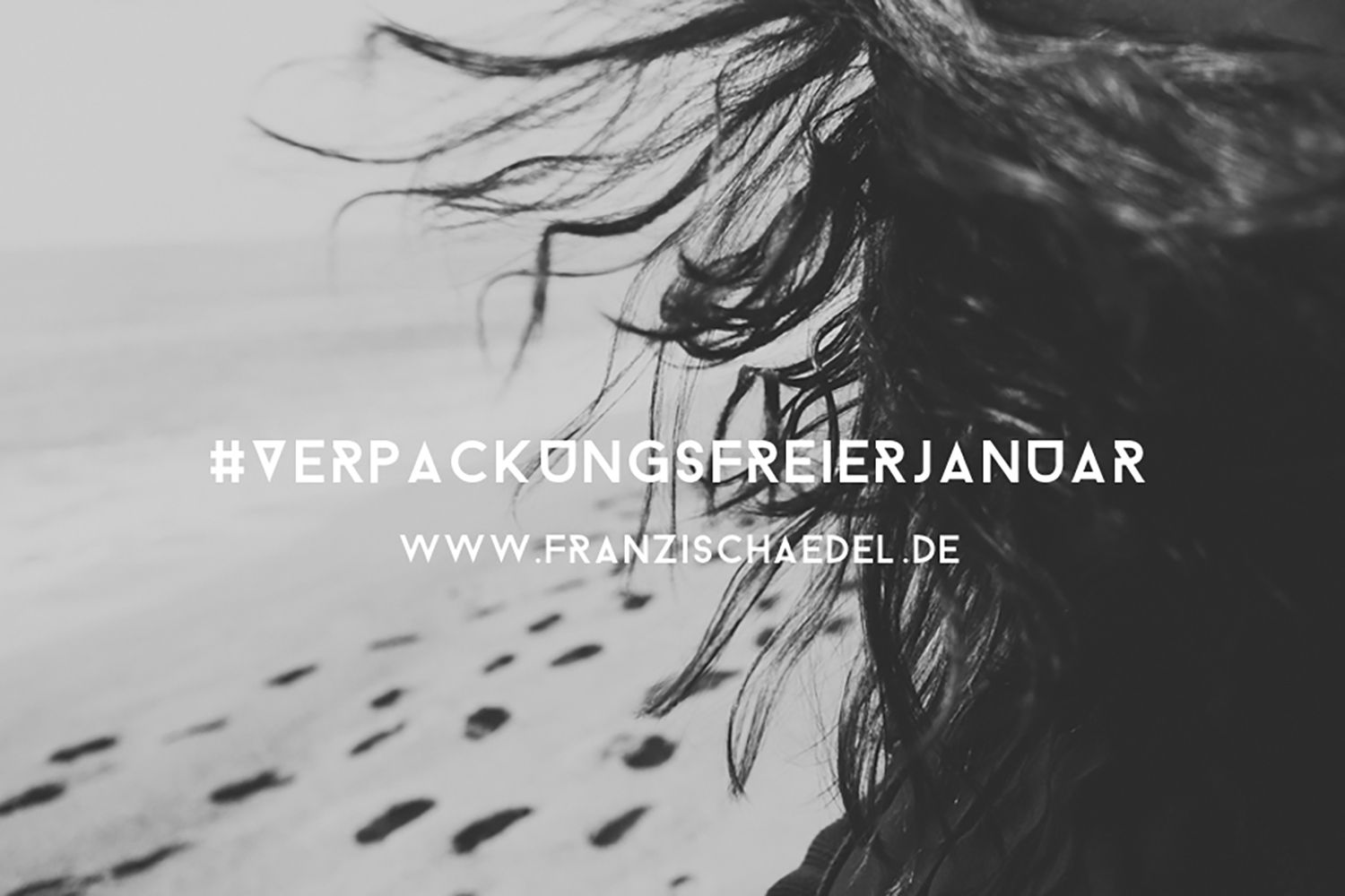 Schwarz-weiß-Foto von Haaren im Wind am Strand mit dem Text "#verpackungsfreierjanuar www.franzischaedel.de".
