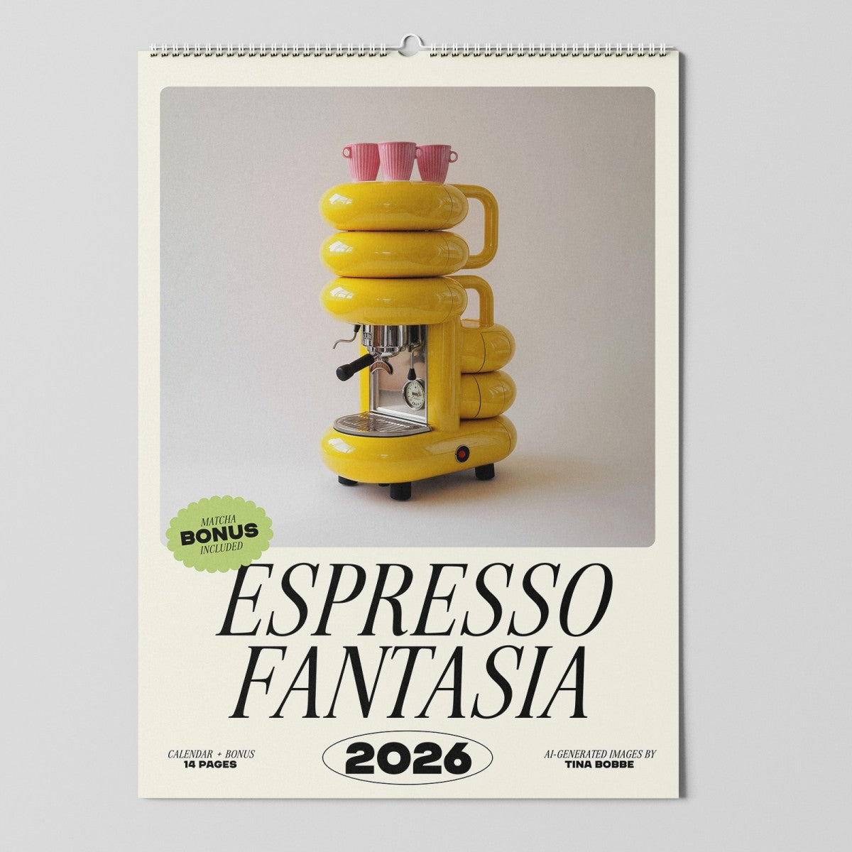 Ein Wandkalender mit dem Titel Espresso Fantasia 2026 zeigt eine schrullige gelbe Espressomaschine mit rosa Tassen oben drauf. Auf dem Cover werden 14 Seiten, ein freigeschalteter BONUS und KI-generierte Bilder von Tina Bodde erwähnt.