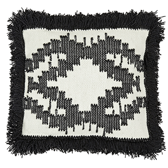 Quadratisches Kissen mit weißem und schwarzem geometrischem Muster und Fransenrand.
