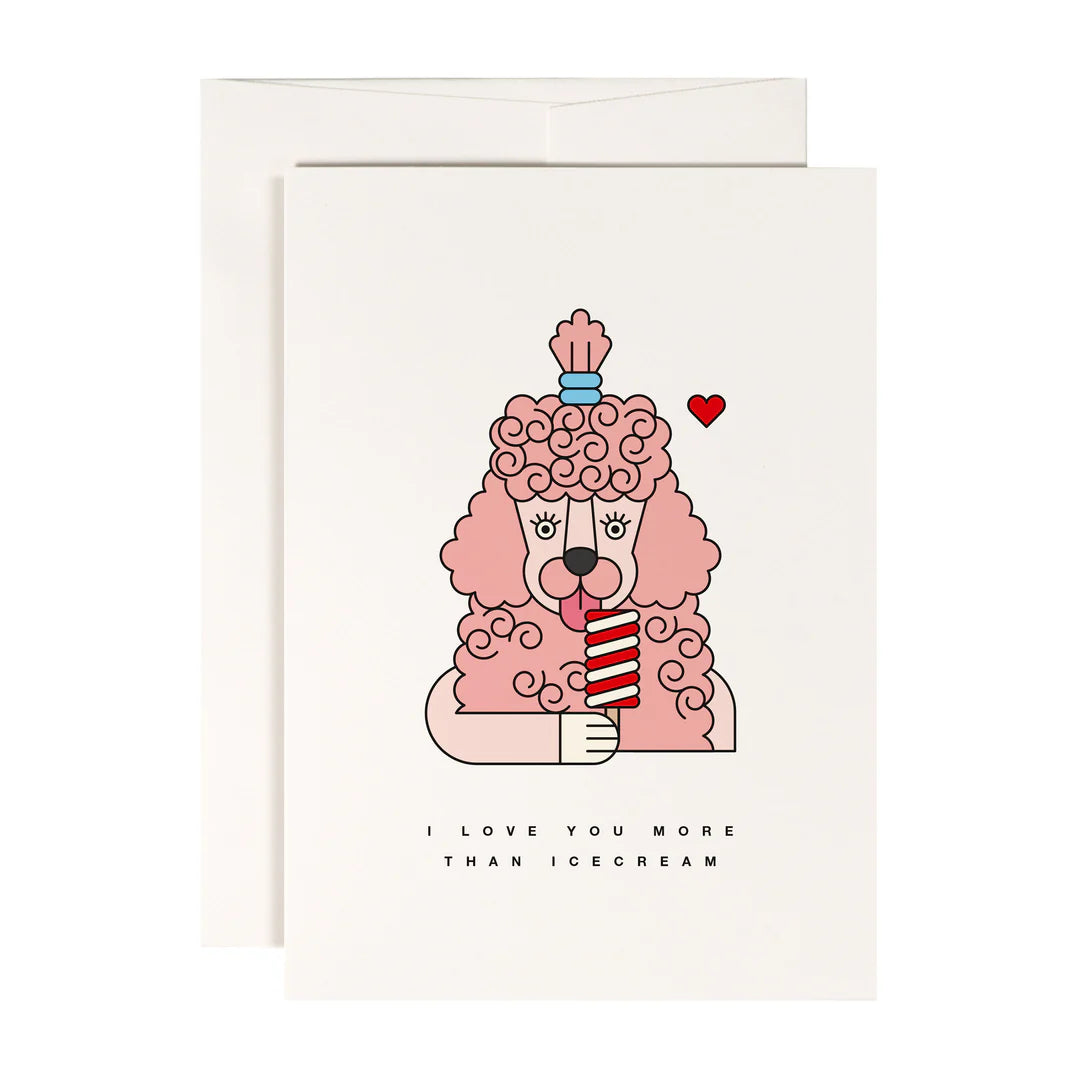 Eine Grußkarte mit einem rosa Cartoon-Pudel, der an einer Eistüte leckt, mit einem kleinen roten Herz über seinem Kopf. Der Text darunter lautet: I LOVE YOU MORE THAN ICECREAM. Hinter der Karte befindet sich ein weißer Umschlag.