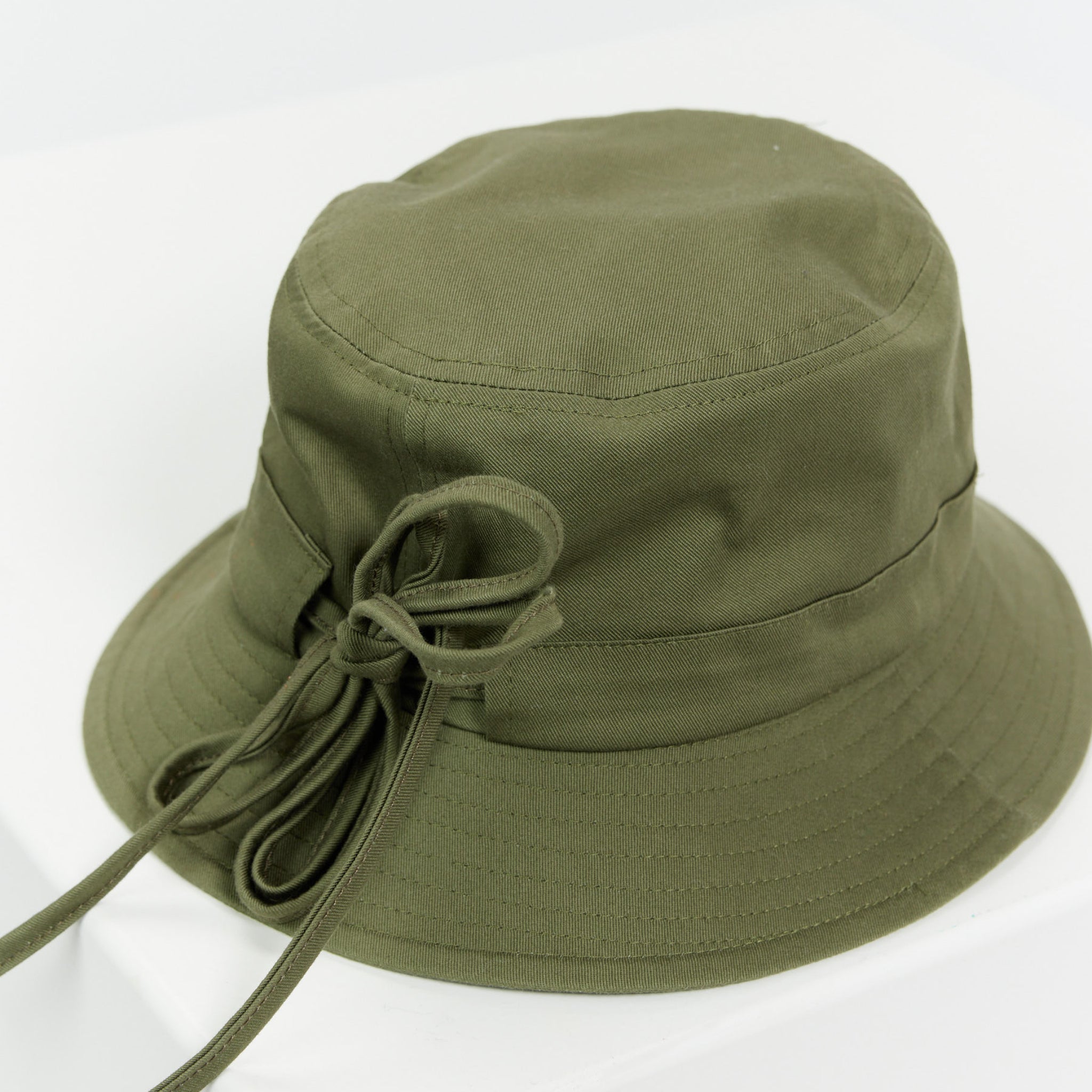 Grüner Bucket Hat mit Schleife auf einem weißen Hintergrund.