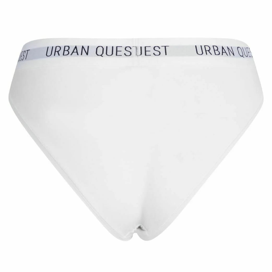 Weiße Unterwäsche mit einem elastischen Band, das den Schriftzug "Urban Quest" trägt.