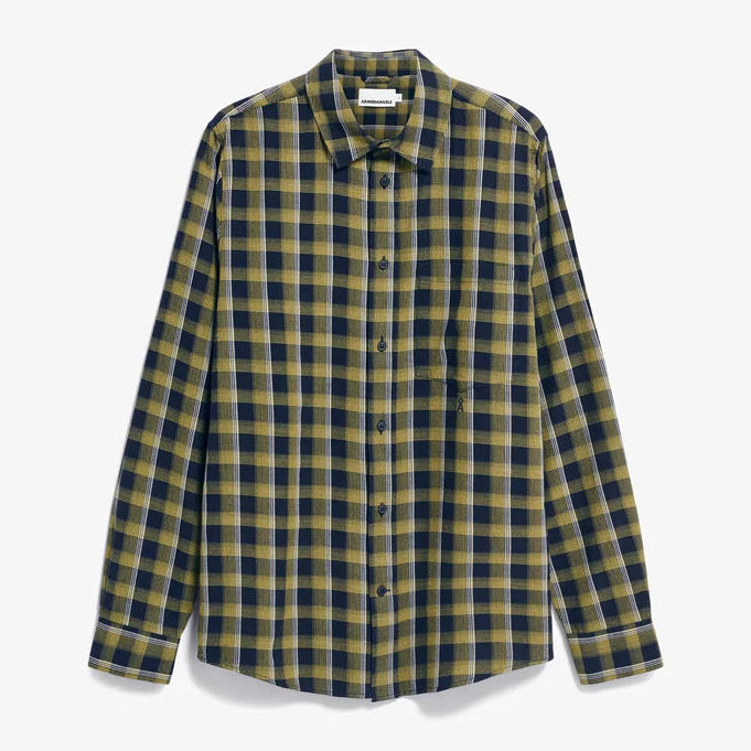 Langärmeliges Hemd zum Aufknöpfen mit grünem, marineblauem und gelbem Karomuster auf weißem Hintergrund. Das Hemd hat einen Kragen und eine einzelne Brusttasche.