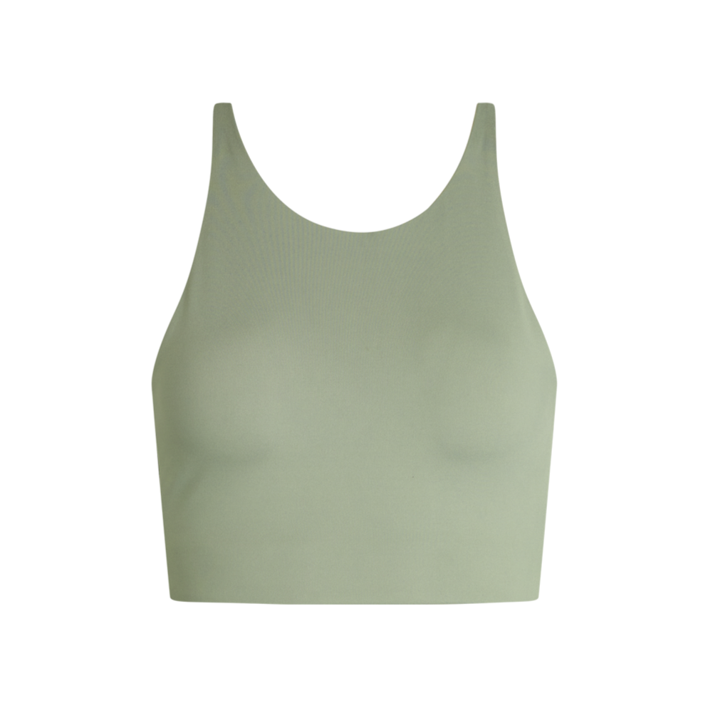 Grünes Sport-BH-Oberteil mit Racerback-Design vor weißem Hintergrund.