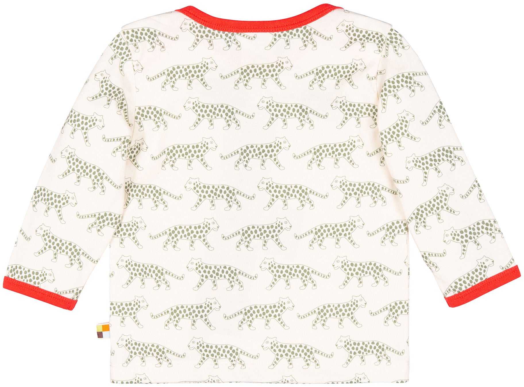 Rückseite eines Kinderoberteils mit Leopardenmuster in Grün auf weißem Stoff und roten Bündchen.