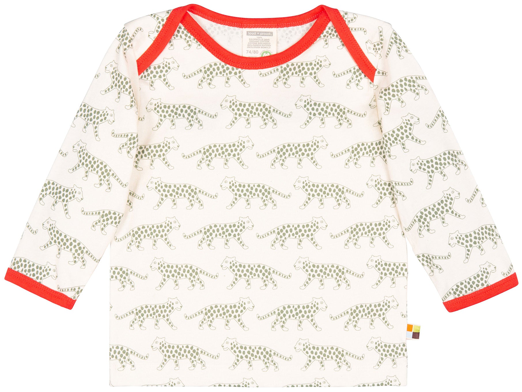 Weißes Kinder-Langarmshirt mit grünem Leopardenmuster und roten Rändern an Hals und Ärmelenden.