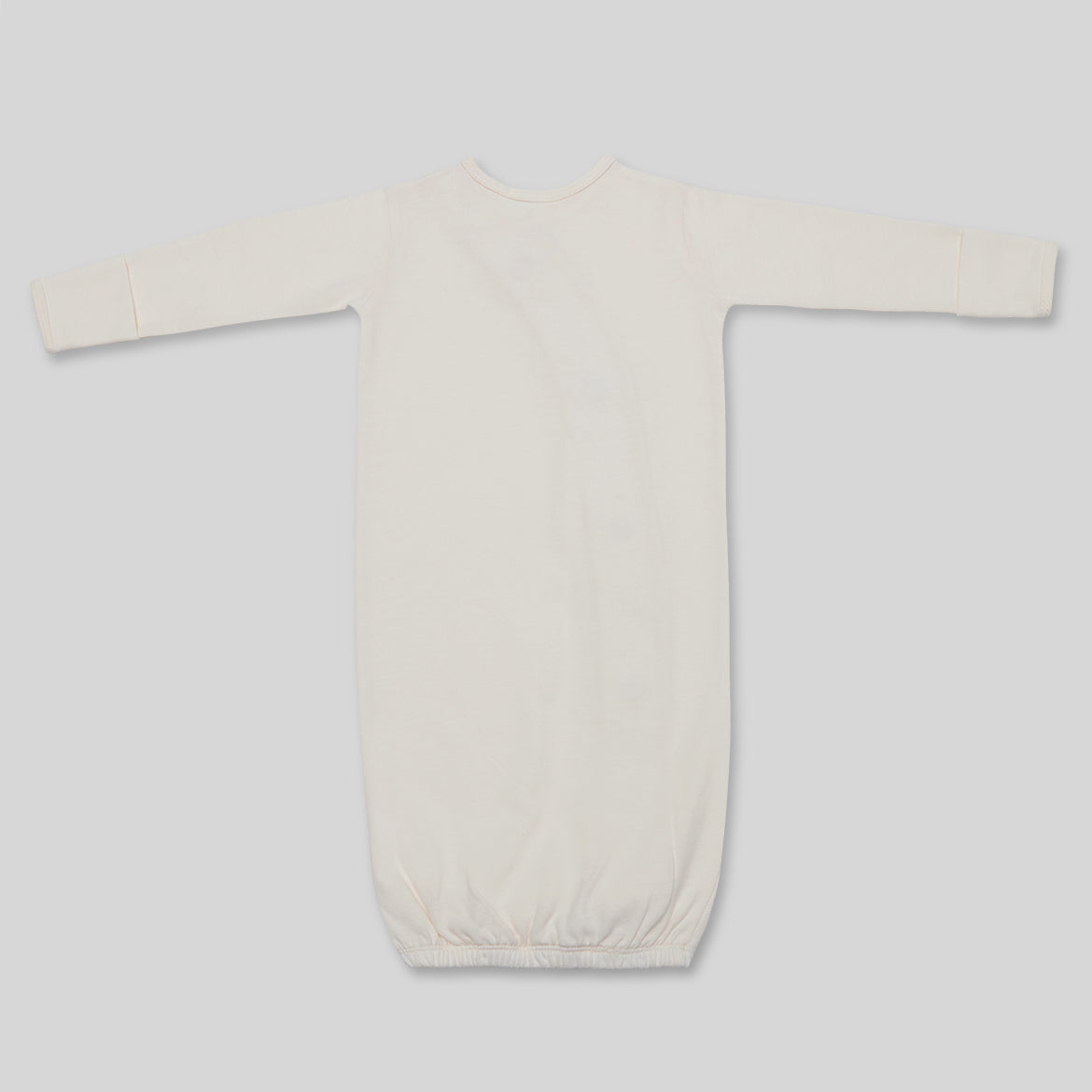 Weißer Baby-Schlafsack mit langen Ärmeln, ausgebreitet auf grauem Hintergrund.