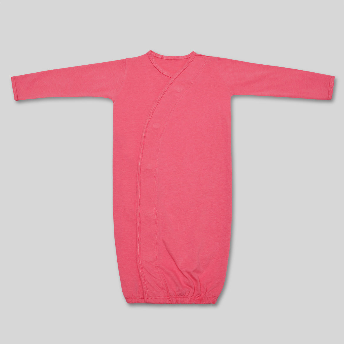 Rosa Baby-Schlafsack mit langen Ärmeln und seitlichen Knöpfen, flach auf grauem Hintergrund liegend.