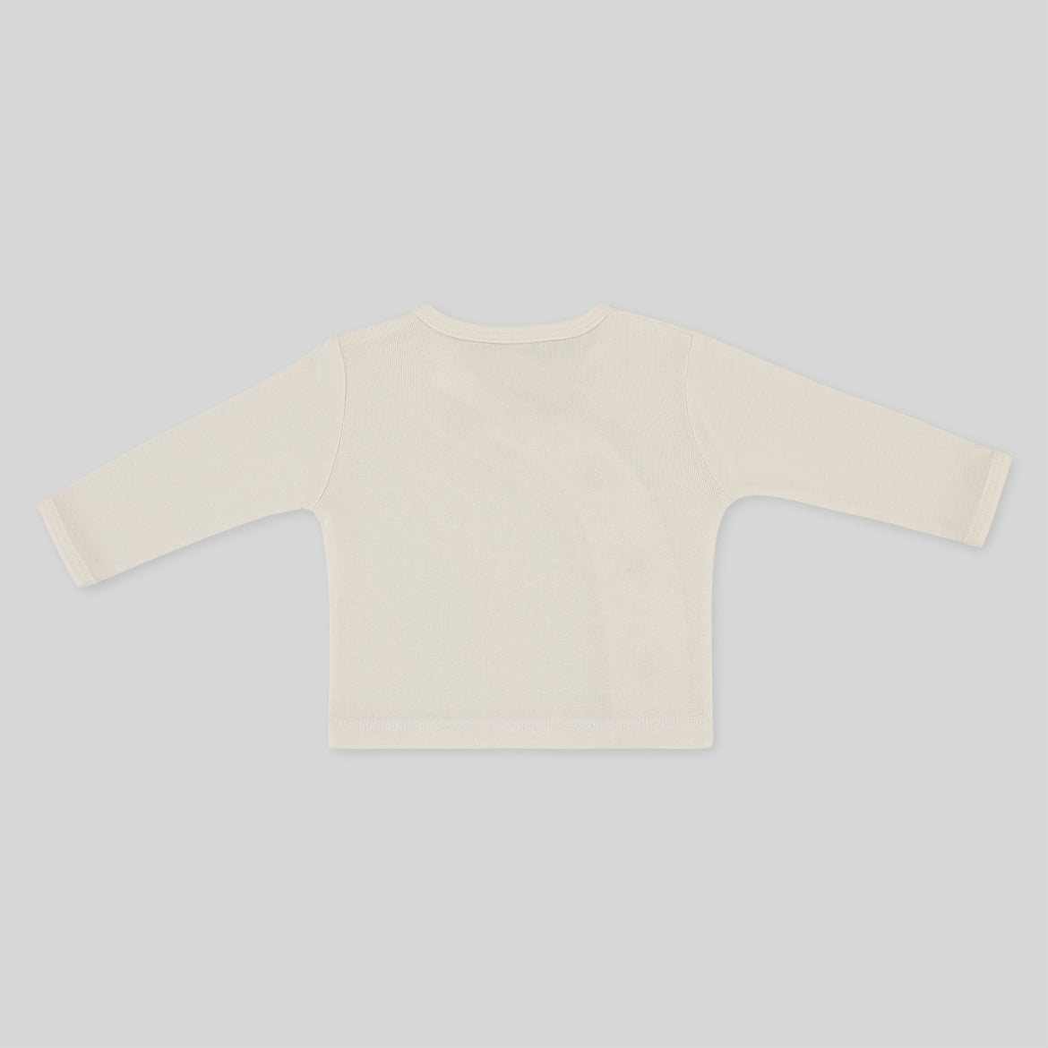 Rückseite eines cremefarbenen Langarmshirts vor grauem Hintergrund.