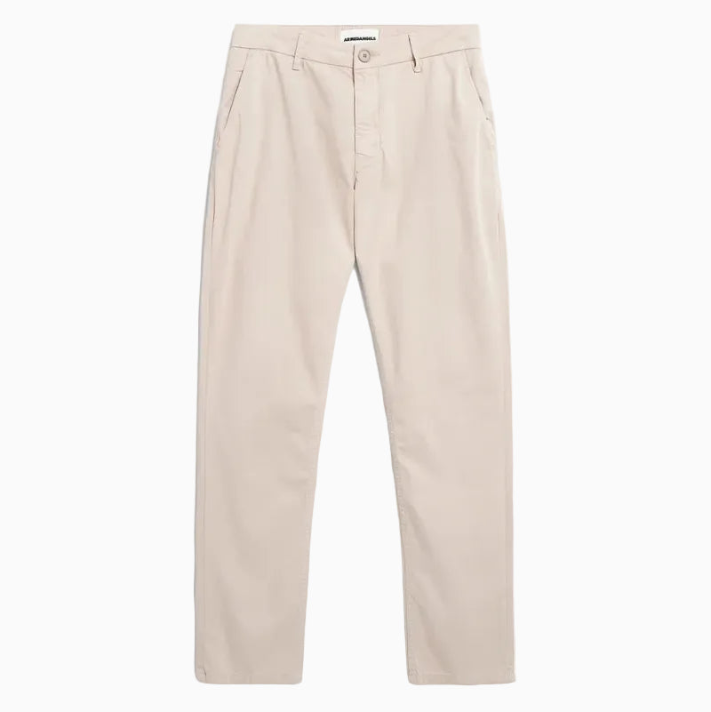 Beigefarbene Hose mit geradem Bein, Vordertaschen, Gürtelschlaufen, Knopf- und Reißverschluss, flach auf weißem Grund.