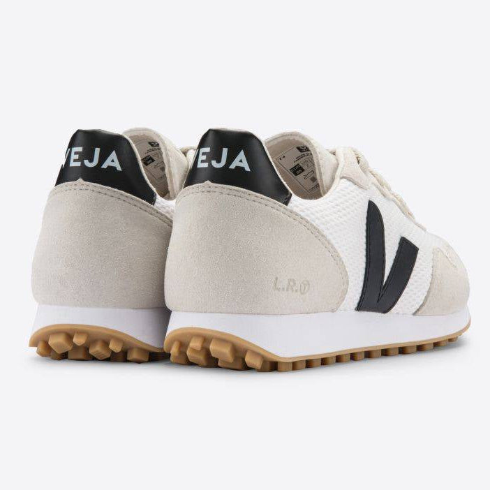 Ein Paar Veja Sneakers mit weißem Mesh, beigen Wildleder-Akzenten, schwarzen Fersenlaschen mit VEJA in weißer Schrift und Gummisohlen. Der linke Schuh hat L.R.D in der Nähe der Ferse gestempelt.