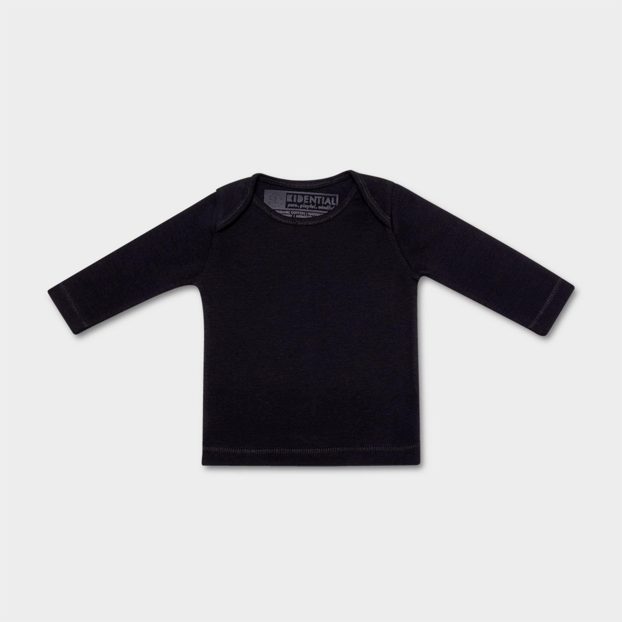 Schwarzes langärmeliges Babyhemd auf weißem Hintergrund.