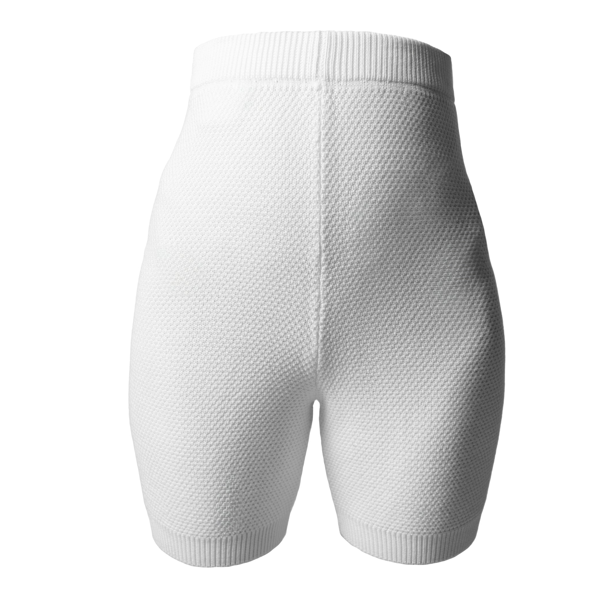 Weiße, strukturierte Shorts mit hoher Taille, geripptem Bund und Beinbündchen, von hinten gesehen auf weißem Grund.
