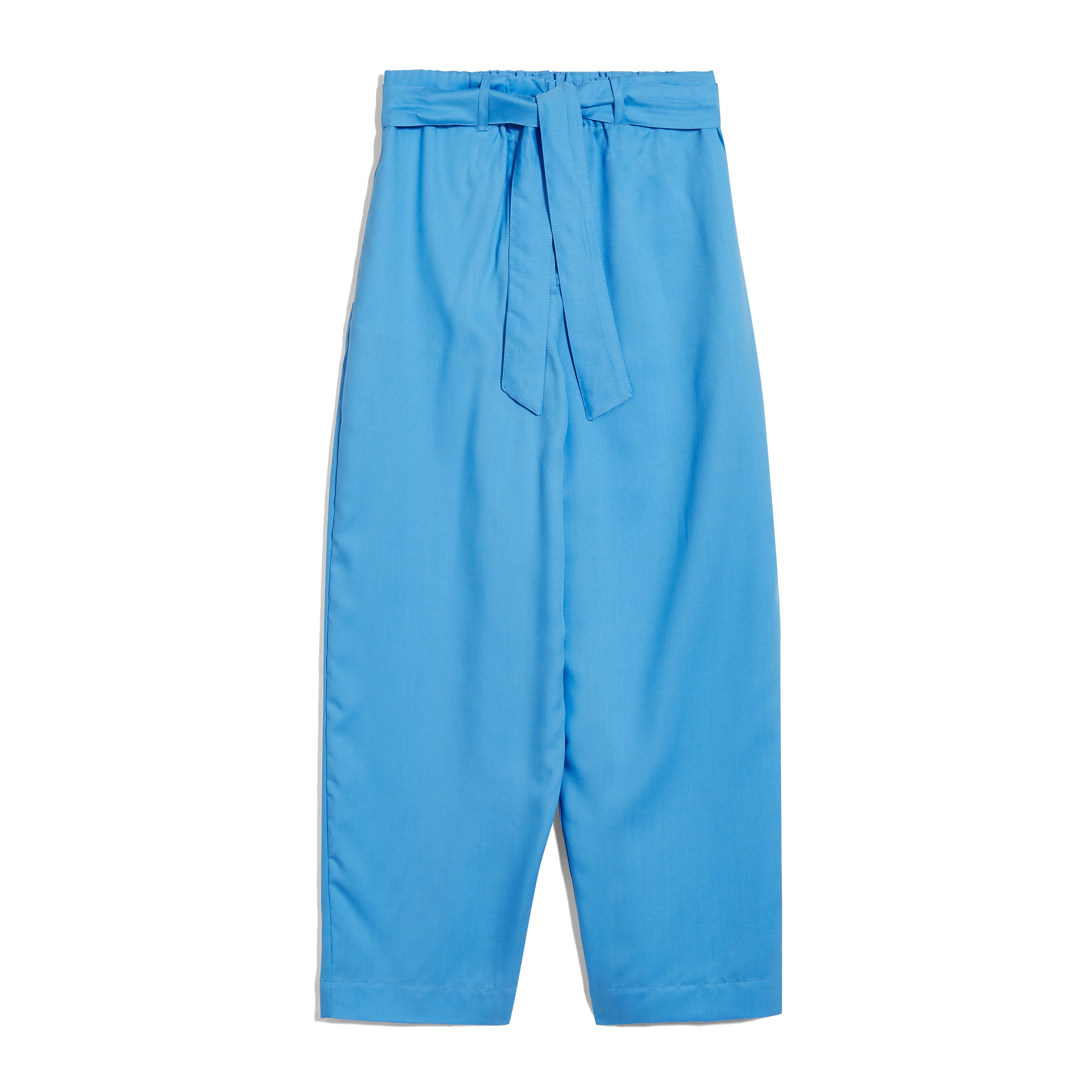 Hellblaue, weite Hose mit Stoffgürtel auf weißem Hintergrund.
