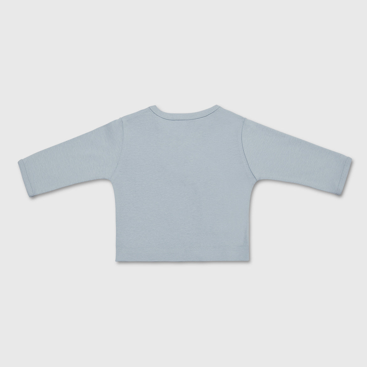 Rückansicht eines hellblauen Langarmshirts auf grauem Hintergrund.