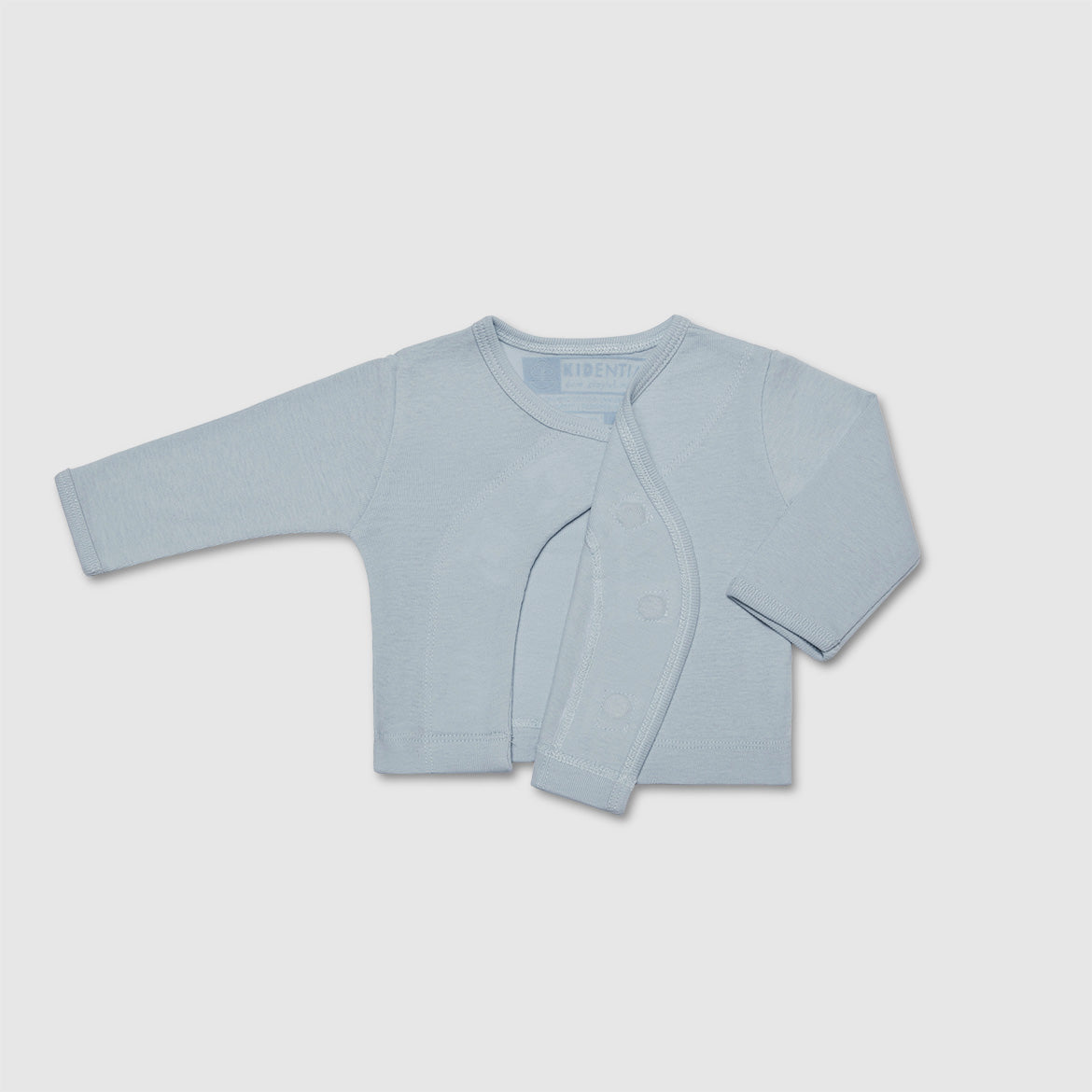 Hellblaues Babyjäckchen mit langen Ärmeln und Knöpfen, auf weißem Hintergrund abgebildet.