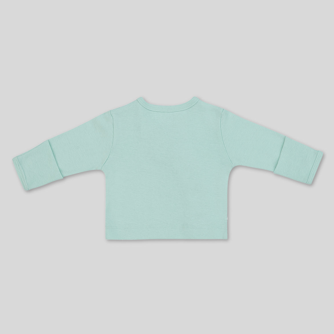 Rückseite eines mintgrünen Langarmshirts auf grauem Hintergrund.