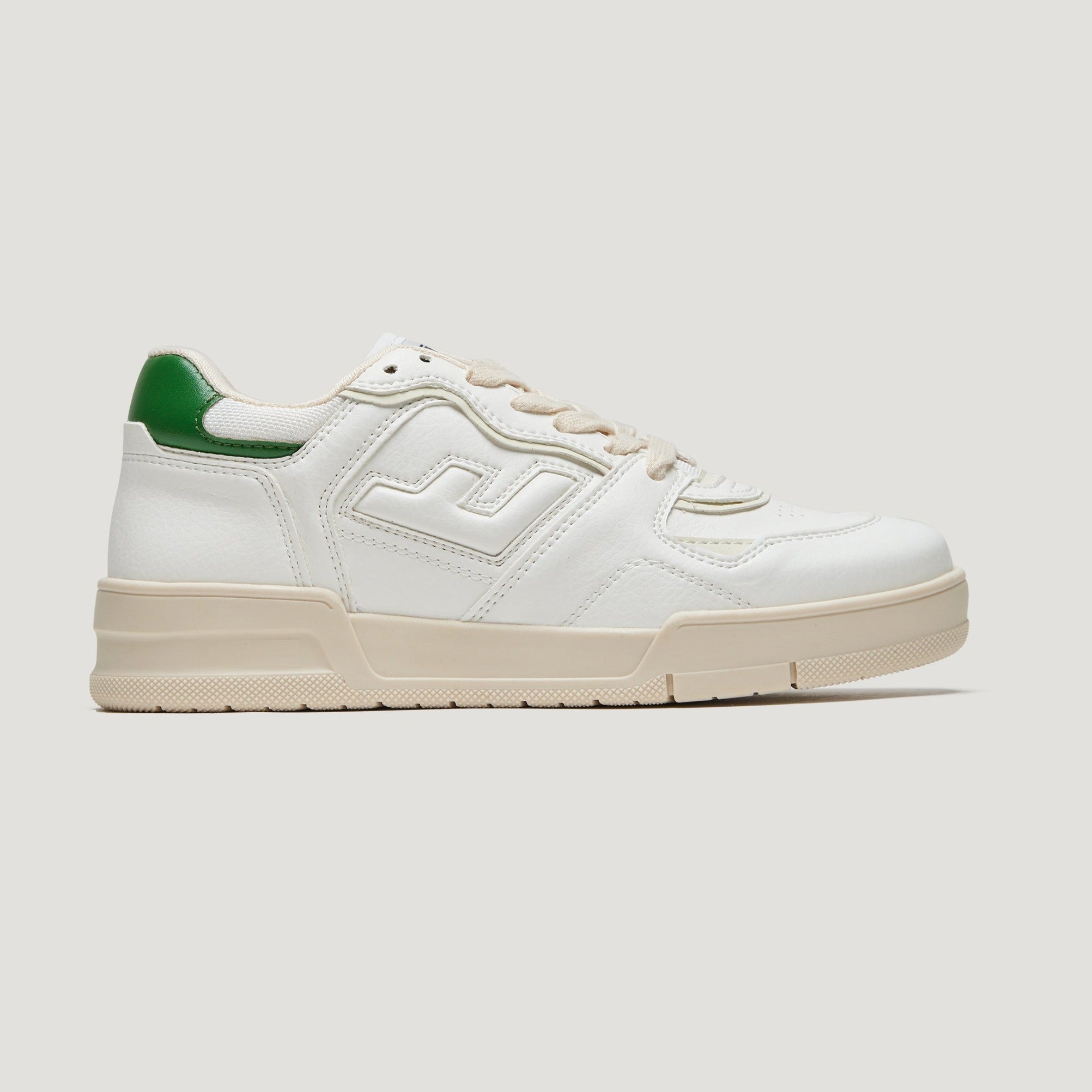 Weißer Sneaker mit cremefarbener Sohle und grüner Fersenkappe, seitlich mit einer dekorativen Naht und Schnürung.