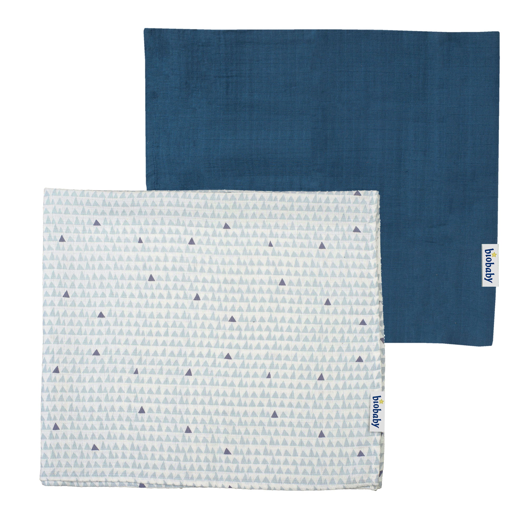 Es werden zwei quadratische Tücher gezeigt. Eines ist einfarbig blau, das andere ist weiß mit einem hellblauen und grauen Dreiecksmuster. Beide haben ein kleines weißes Etikett mit dem blauen Text "biobaby" am Rand.