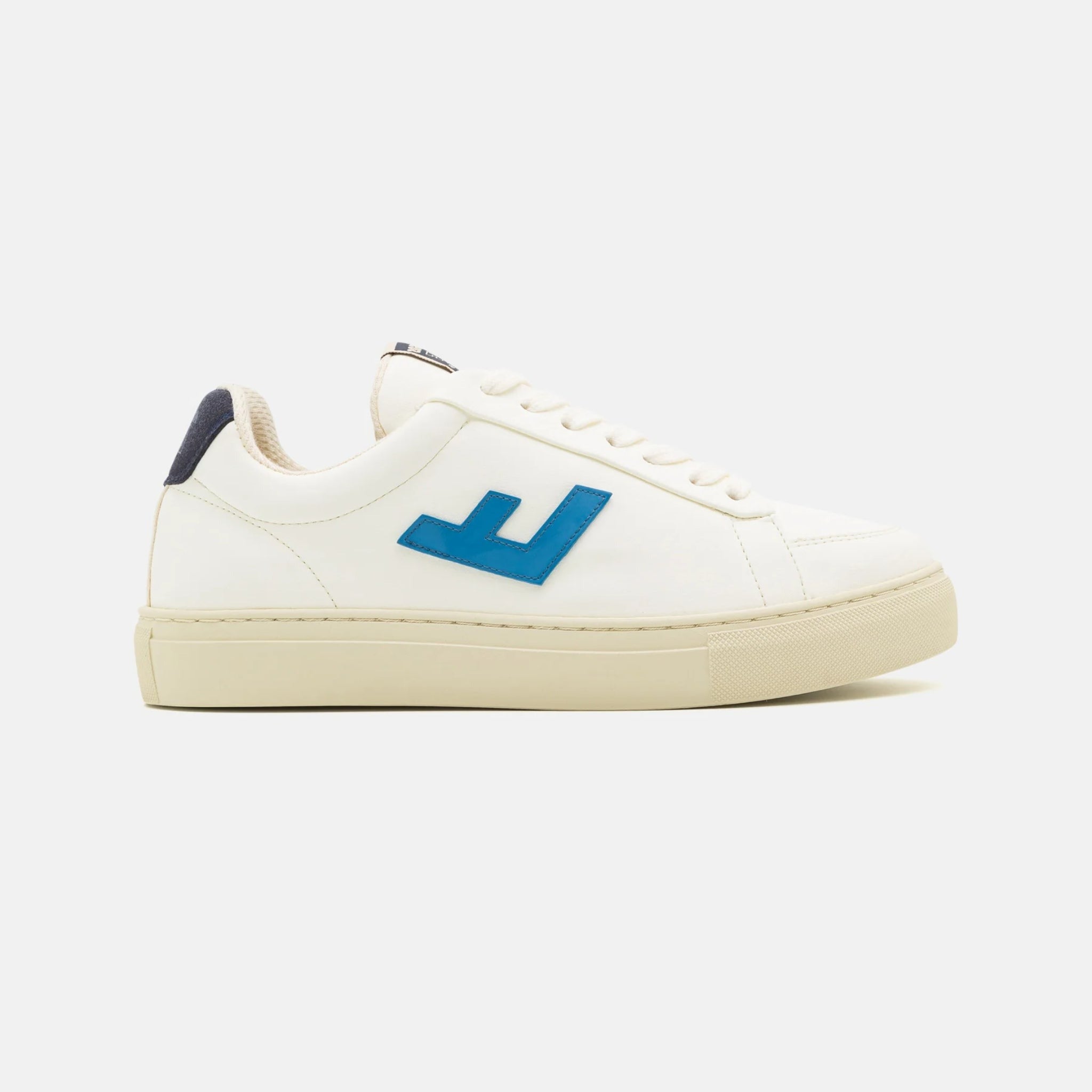 Weiße Sneaker mit beige Sohle, blauer Applikation an der Seite und dunkelblauer Ferse auf weißem Hintergrund.
