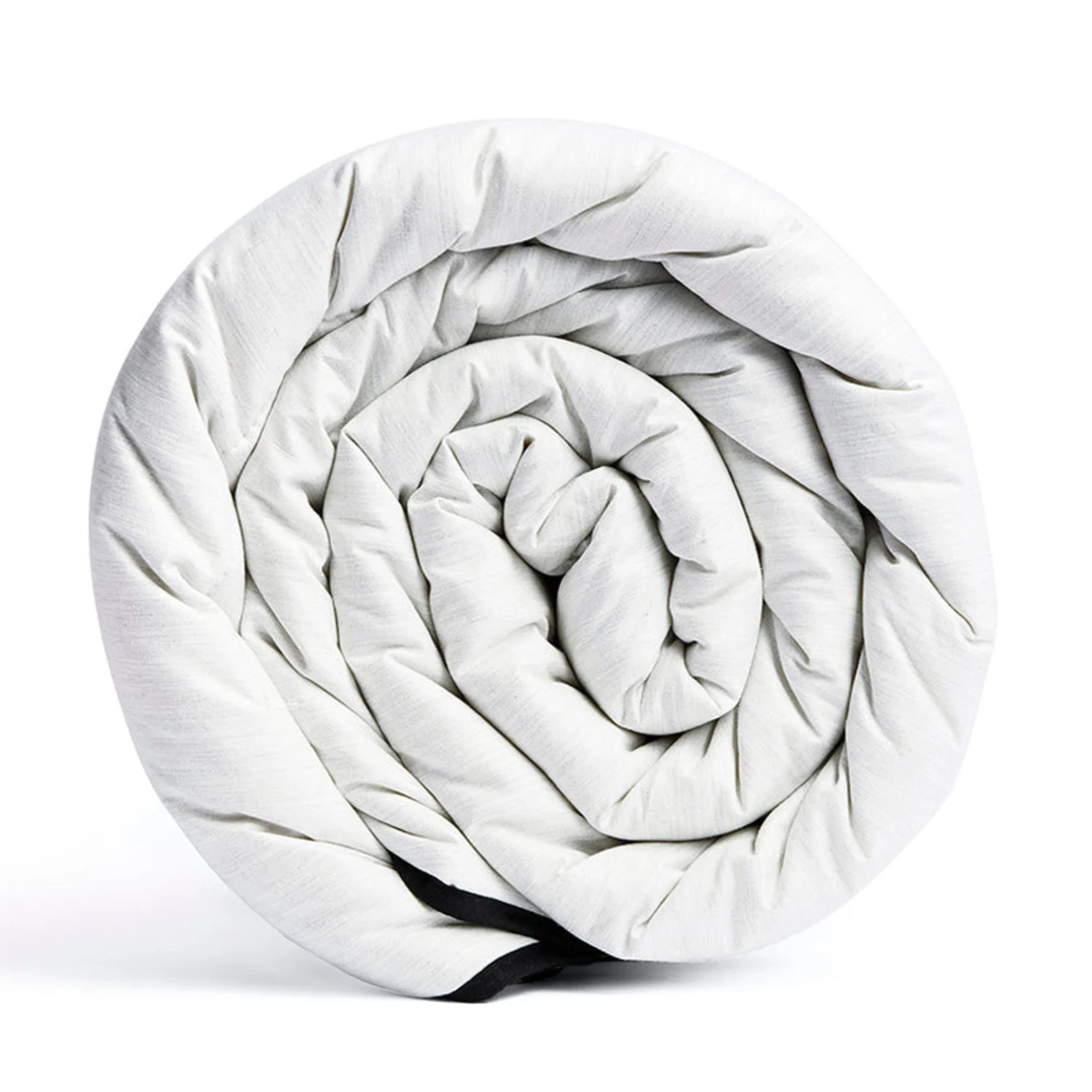 Gerollte weiße Bettdecke mit sichtbarer Struktur, aufrecht stehend auf einer weißen Fläche.