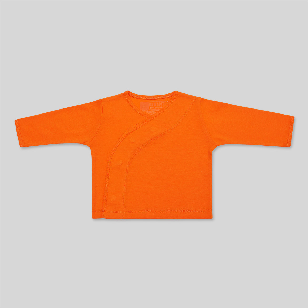 Oranges Baby-Cardigan mit diagonaler Knopfleiste, flach auf hellem Hintergrund ausgebreitet.