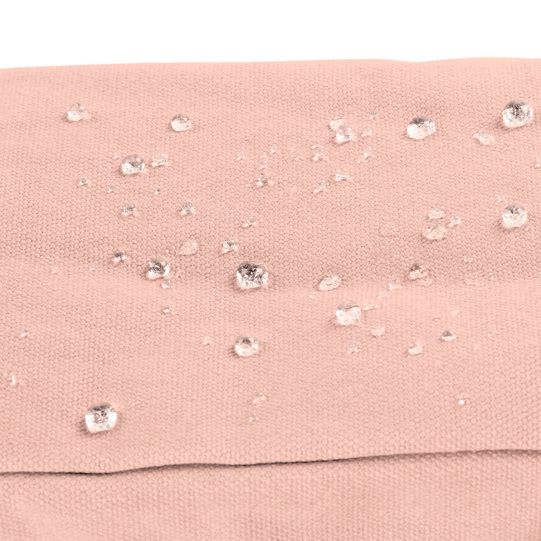 Nahaufnahme von Wassertropfen auf einem rosafarbenen Stoff.