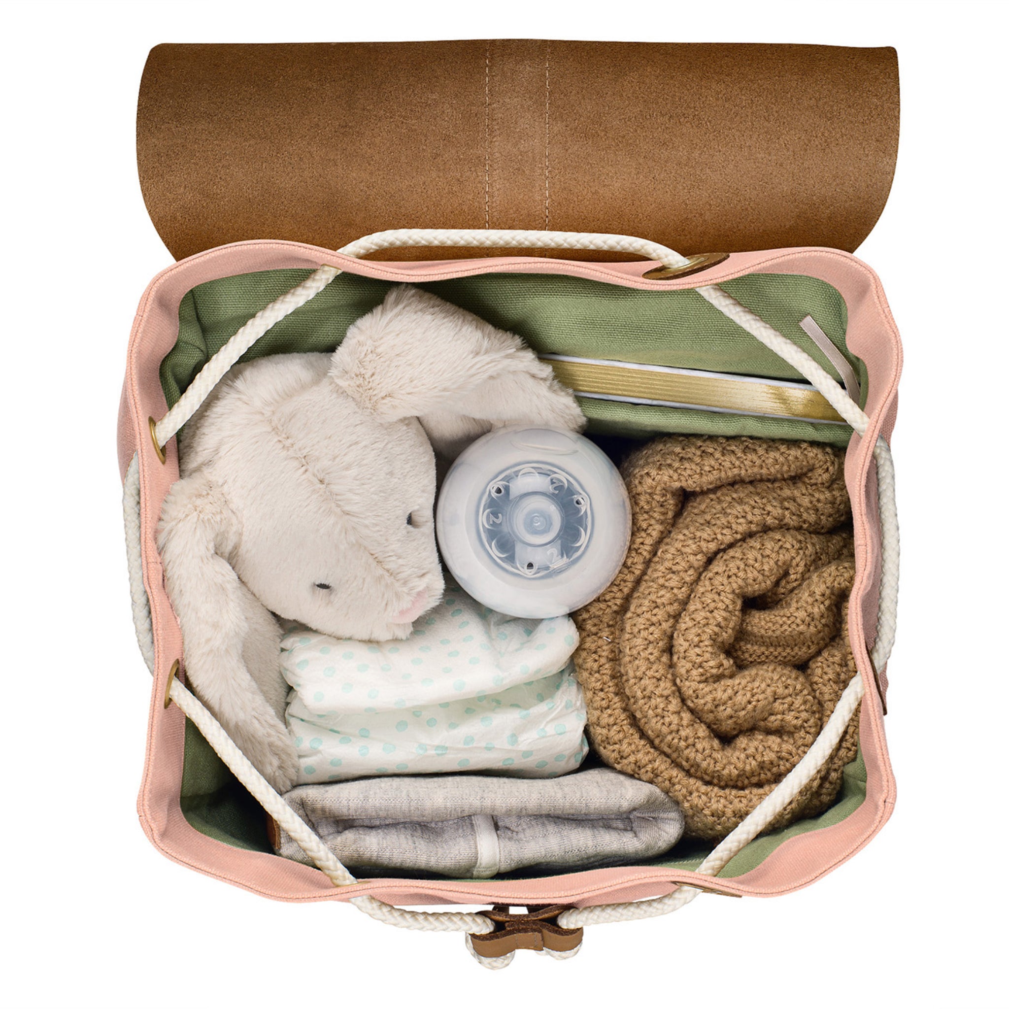 Geöffnete Tasche mit Kuscheltier, Windeln, Trinkflasche und Kleidung.