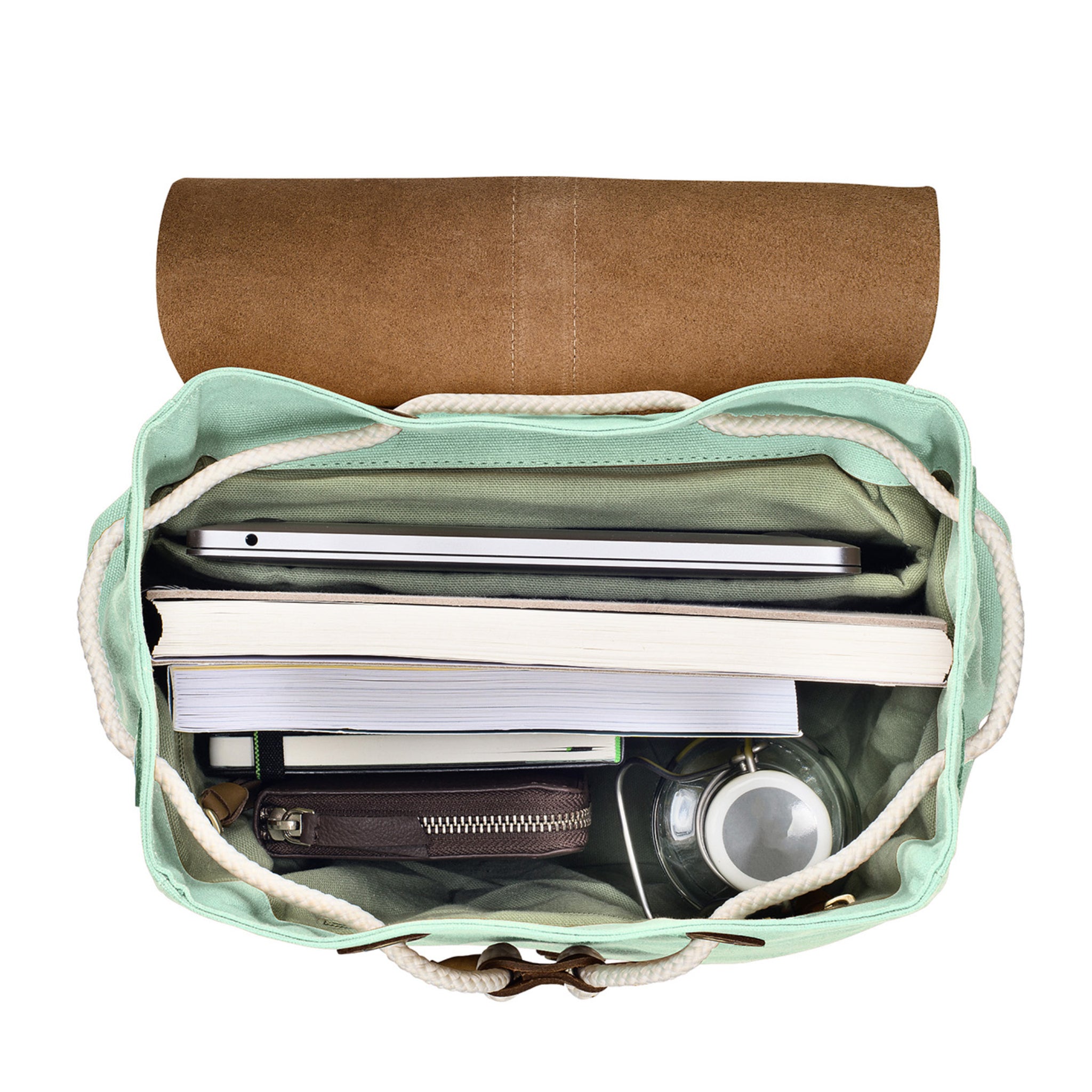 Geöffnete grüne Tasche mit Laptop, mehreren Büchern, einer Geldbörse und einer Flasche von oben betrachtet.