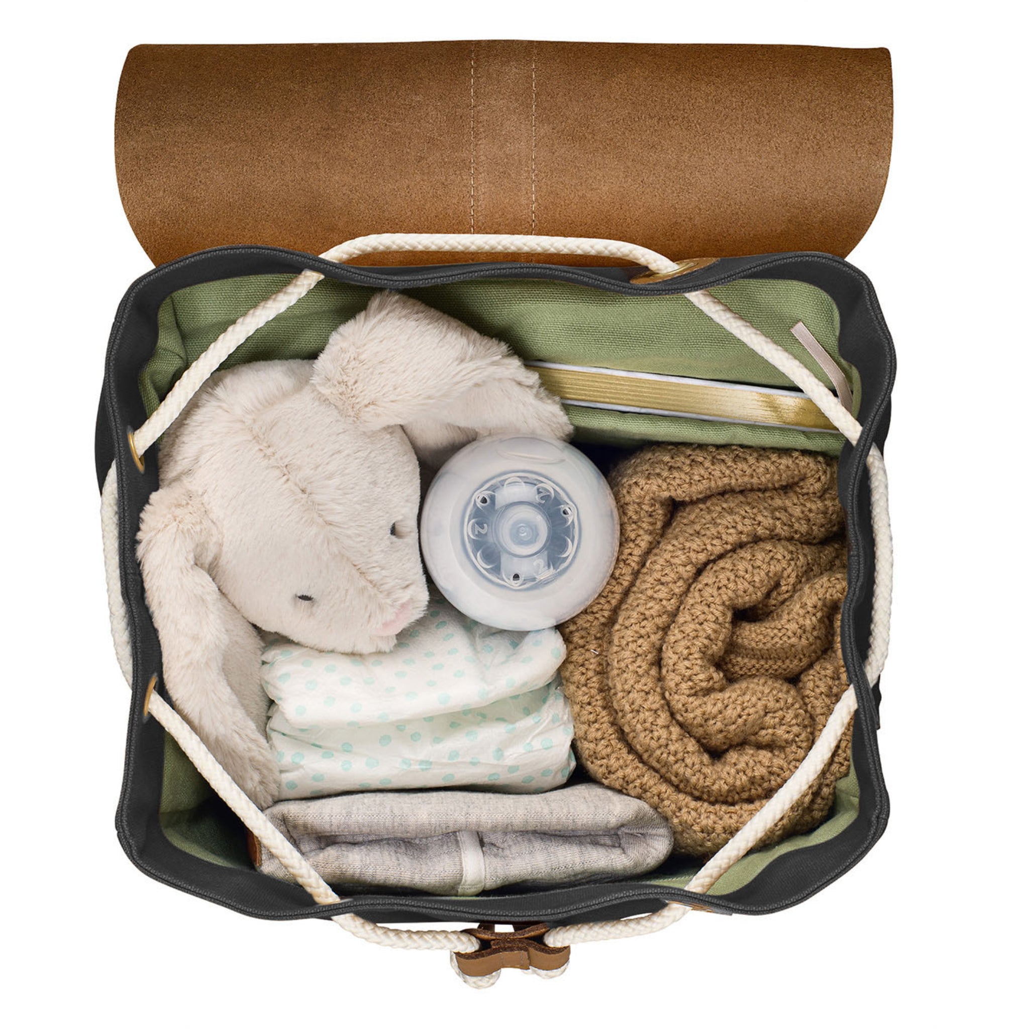 Geöffnete Tasche mit einem Plüschhasen, einer Babyflasche, Windeln und einer gestrickten Decke im Inneren.