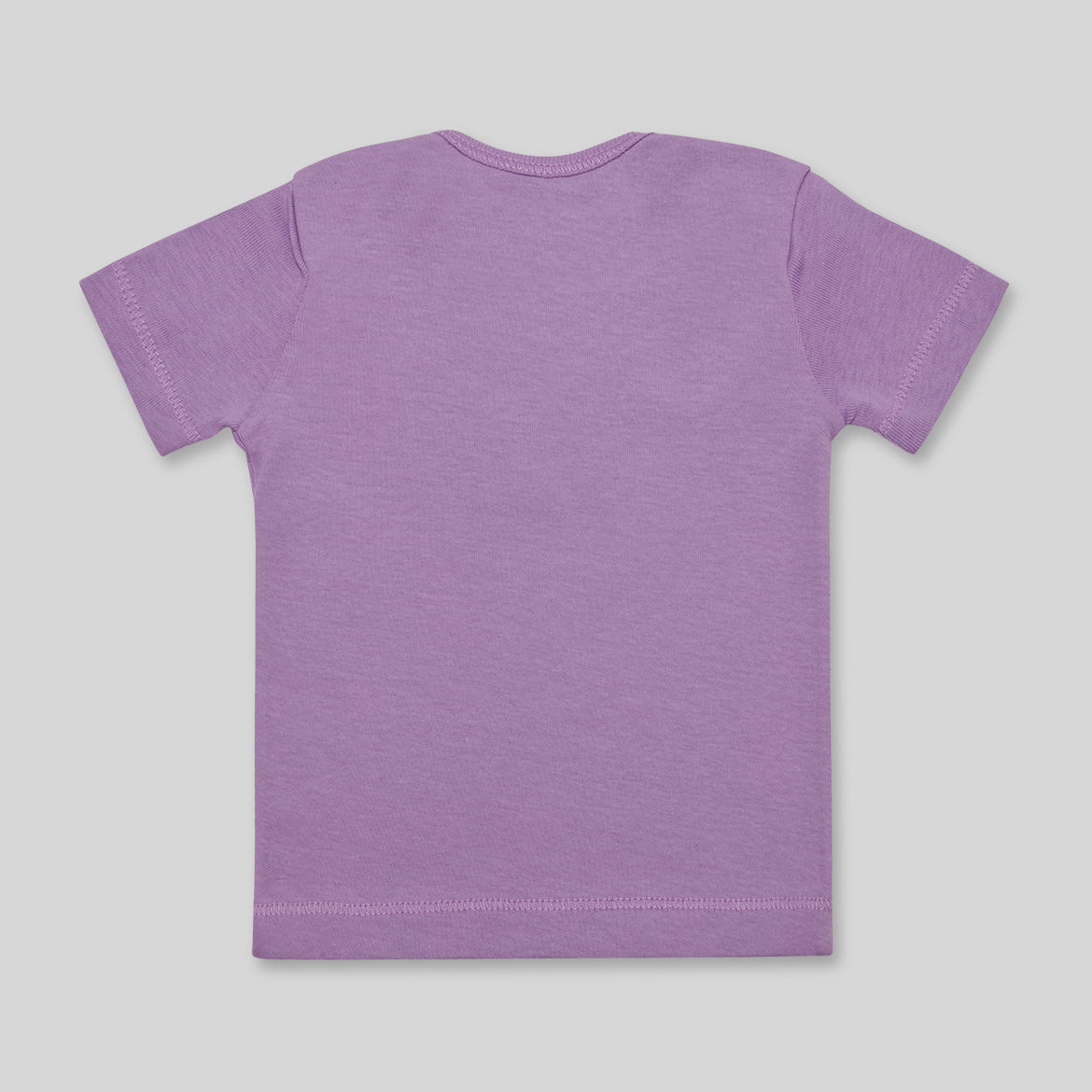 Lilanes T-Shirt, Rückansicht, auf grauem Hintergrund.