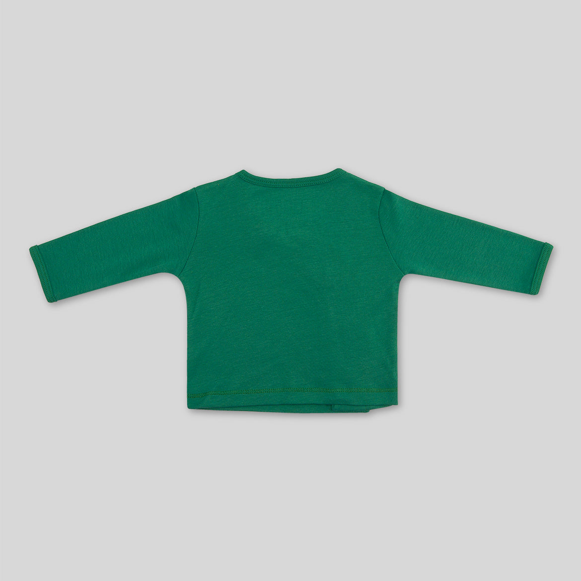 Grünes Langarmshirt für Kinder, auf grauem Hintergrund fotografiert, Rückseite sichtbar.