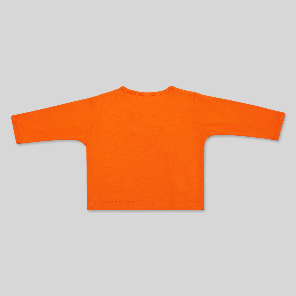 Rückseite eines orangefarbenen Langarmshirts auf grauem Hintergrund.