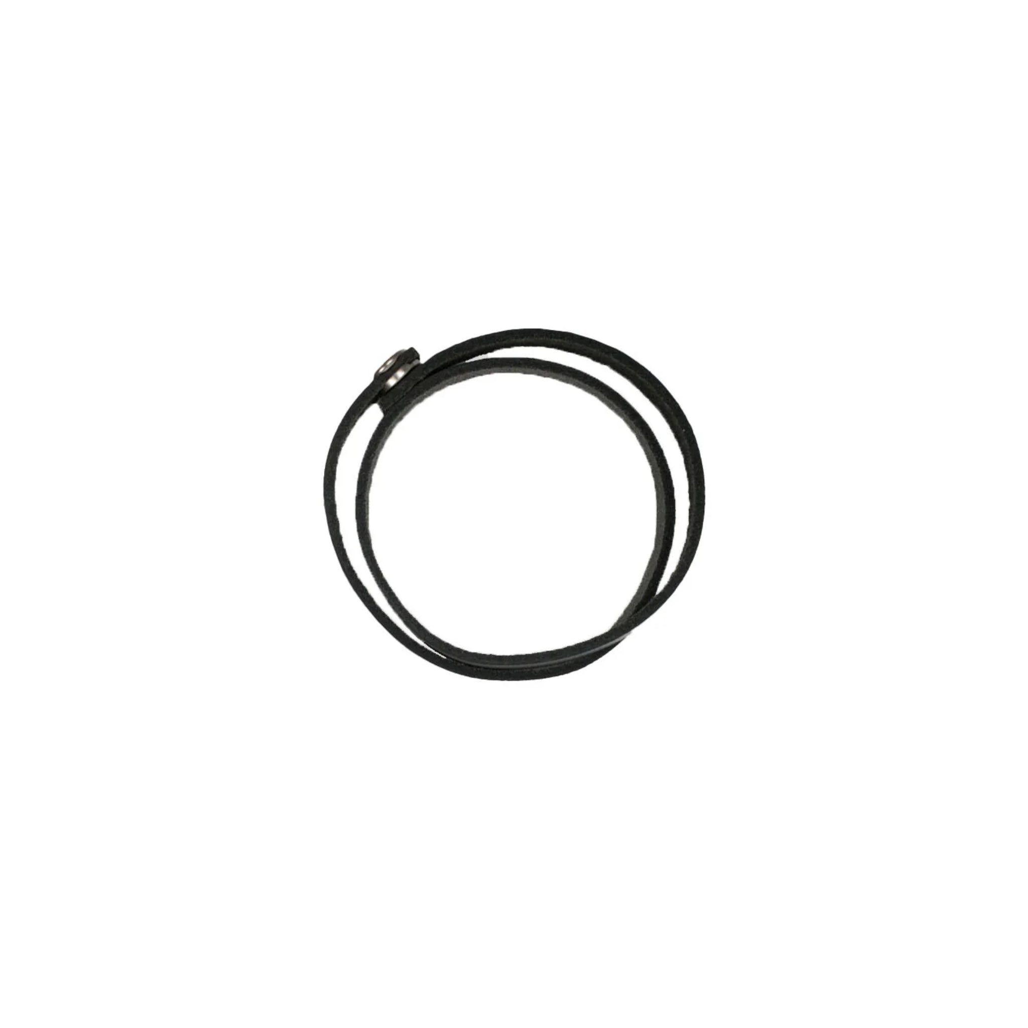 Ein schwarzes Lederarmband mit Metallverschluss auf weißem Hintergrund.