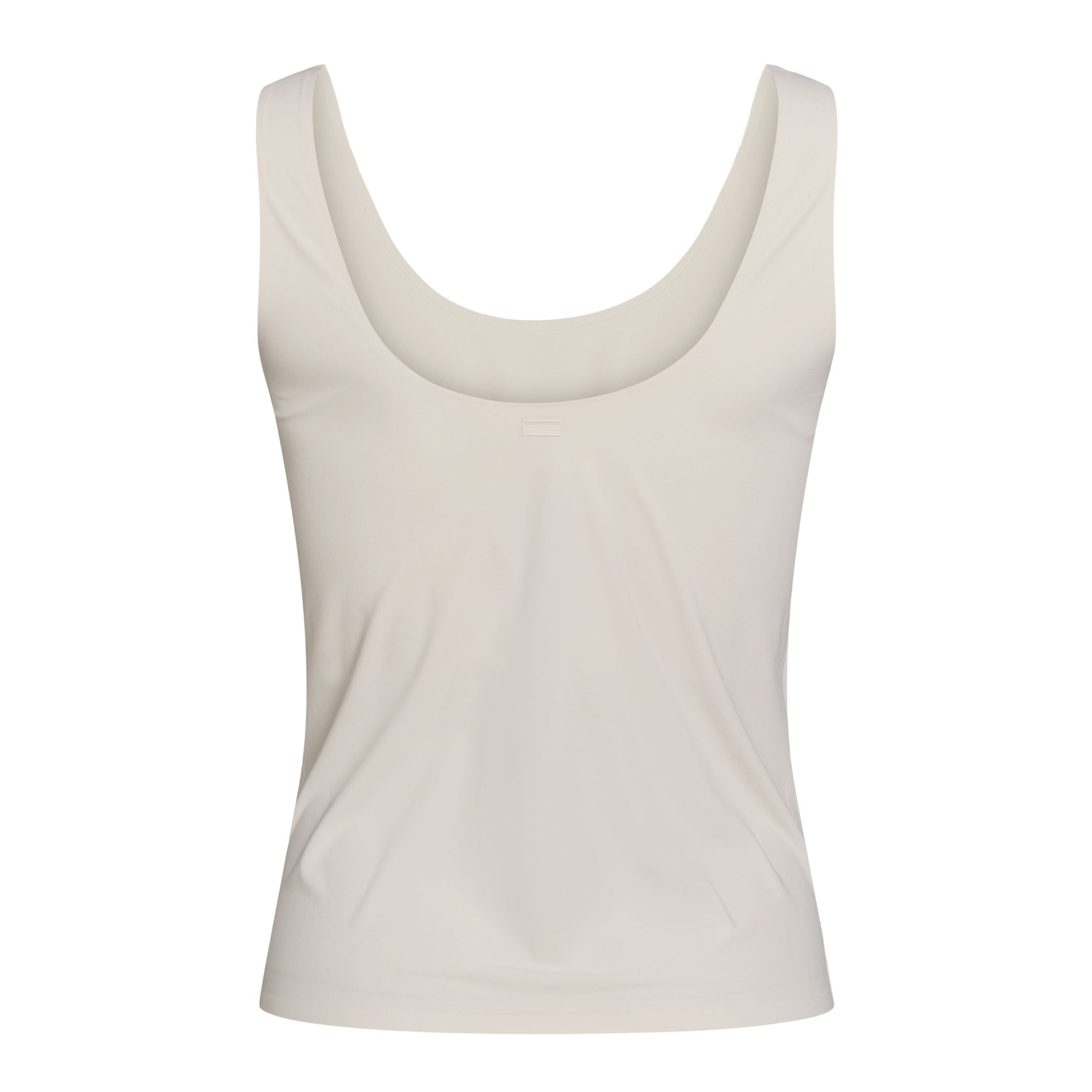 Ein ärmelloses, cremefarbenes Tank-Top mit Rundhalsausschnitt auf einem einfarbig weißen Hintergrund.