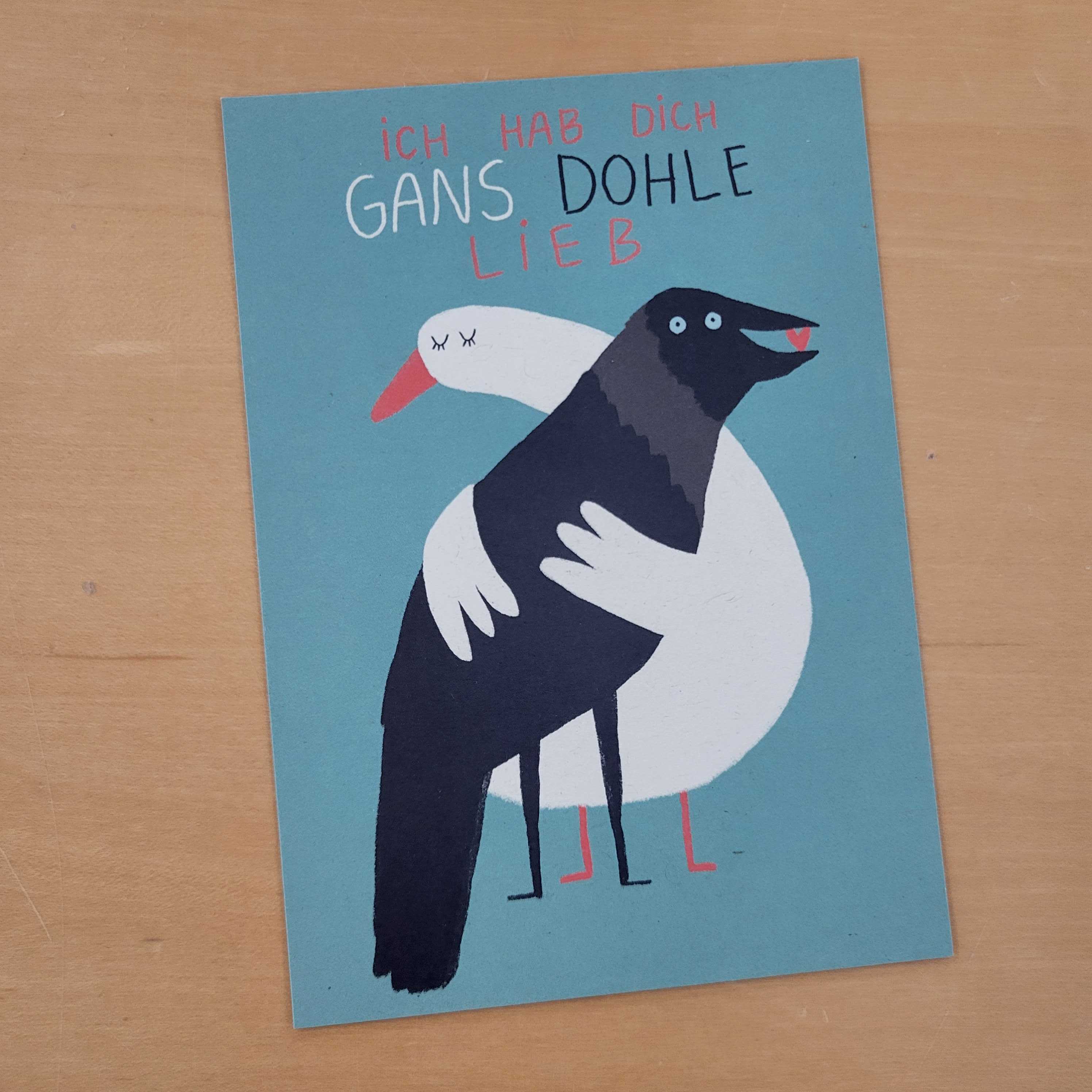 Illustration einer Gans, die eine Dohle umarmt, mit dem Text "Ich hab dich Gans Dohle lieb" auf blauem Hintergrund.