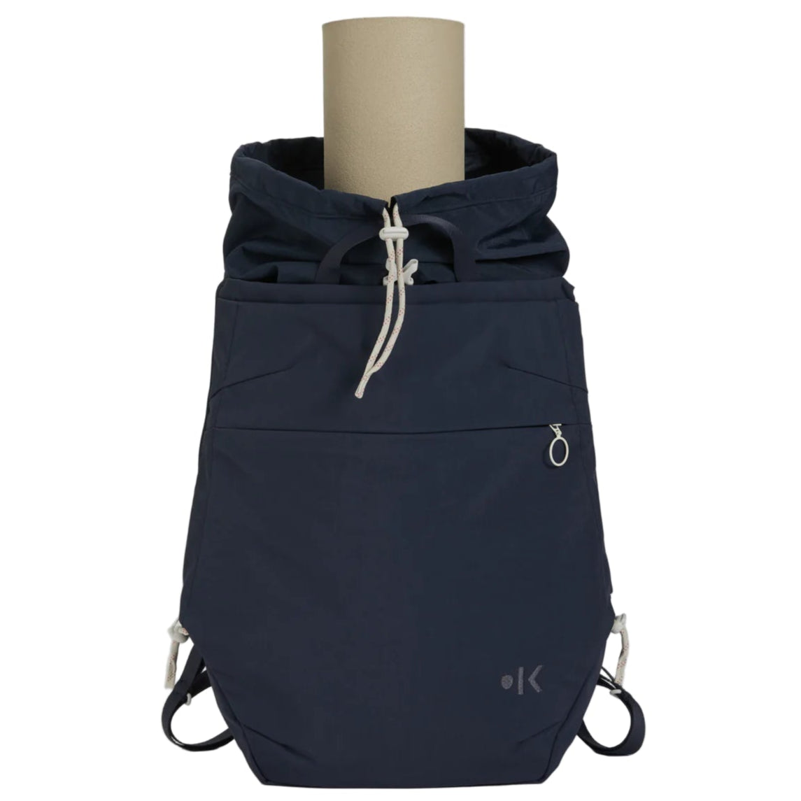 Ein dunkelblauer Rucksack mit Kordelzugverschluss, Reißverschlusstasche vorne und verstellbaren Trägern. Eine aufgerollte beigefarbene Yogamatte wird vertikal in die offene Oberseite des Rucksacks gelegt.