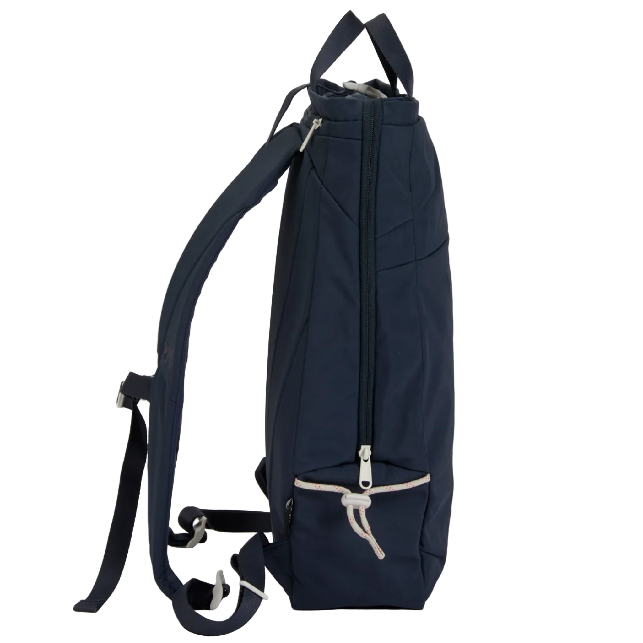 Ein marineblauer Rucksack in der Seitenansicht, mit einem Griff an der Oberseite, einer Vordertasche mit Reißverschluss und verstellbaren Schulterriemen. Die Tasche steht aufrecht vor einem schlichten hellen Hintergrund.