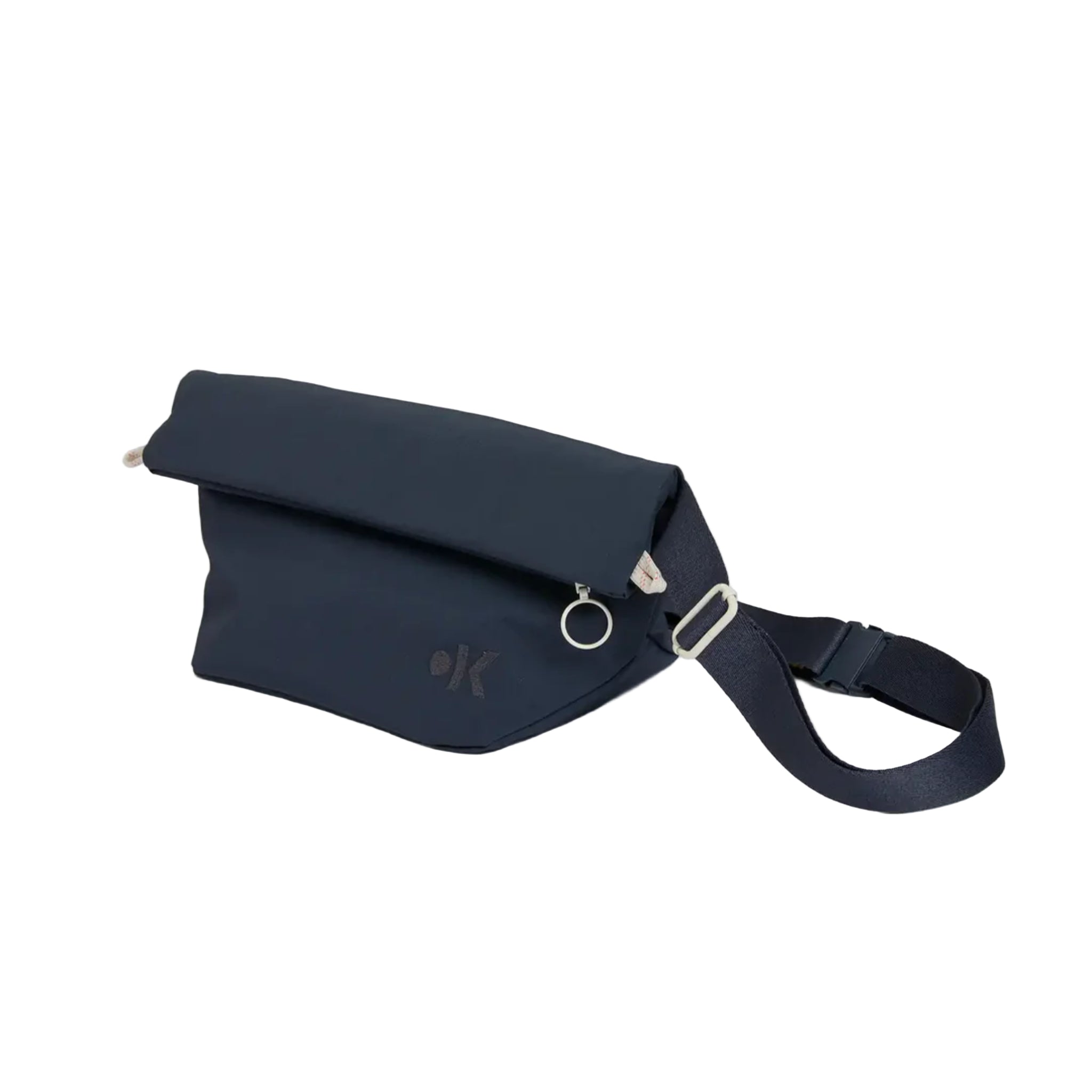 Eine dunkelblaue Umhängetasche mit umklappbarem Überschlag, silbernem Reißverschluss und verstellbarem schwarzem Riemen vor einem schlichten hellgrauen Hintergrund.