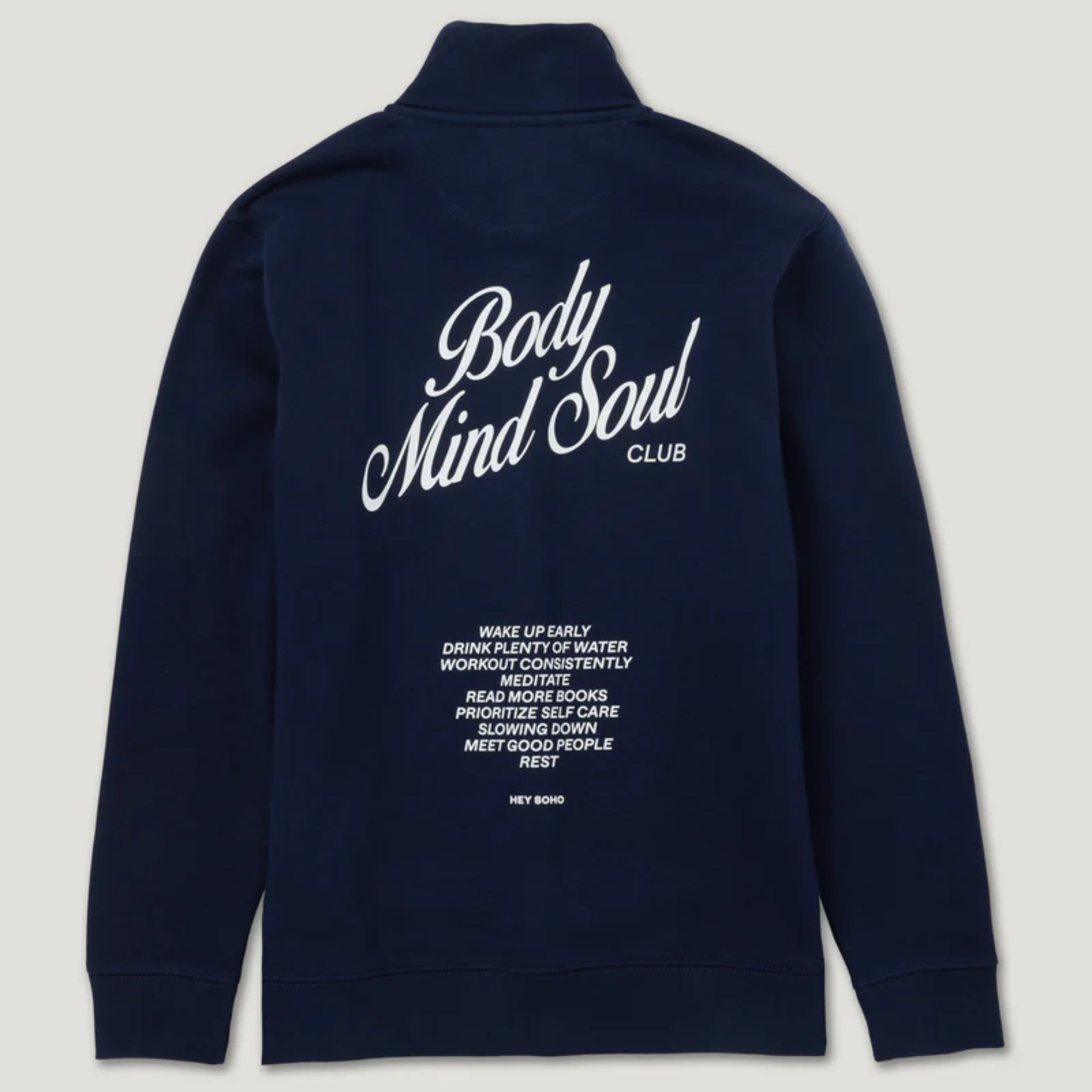 Blauer Pullover mit der Aufschrift "Body Mind Soul CLUB" und inspirierenden Lebensstil-Tipps auf der Rückseite.