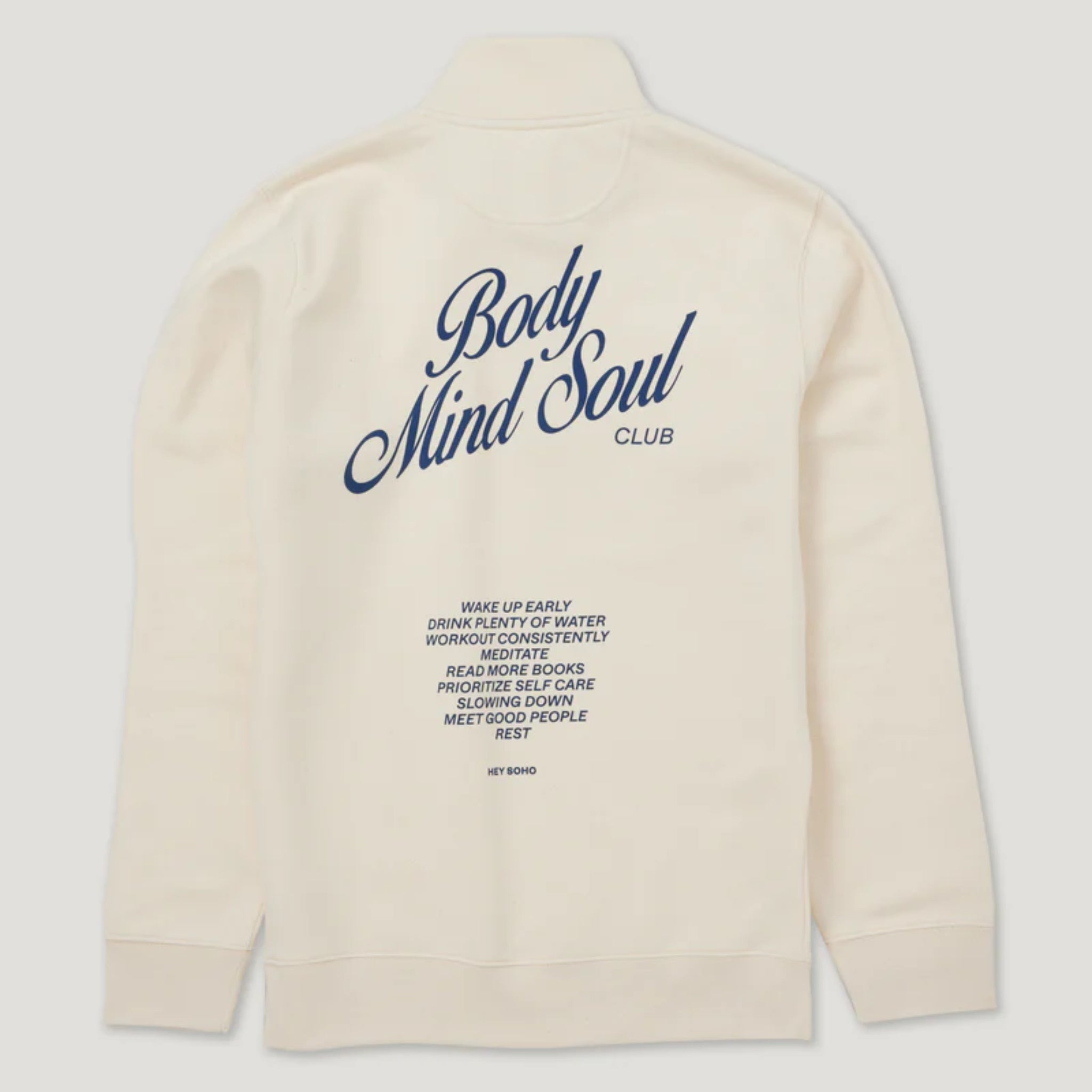 Beige Jacke mit der Aufschrift "Body Mind Soul Club" und einer Liste von Gesundheits- und Wohlfühl-Tipps auf der Rückseite.
