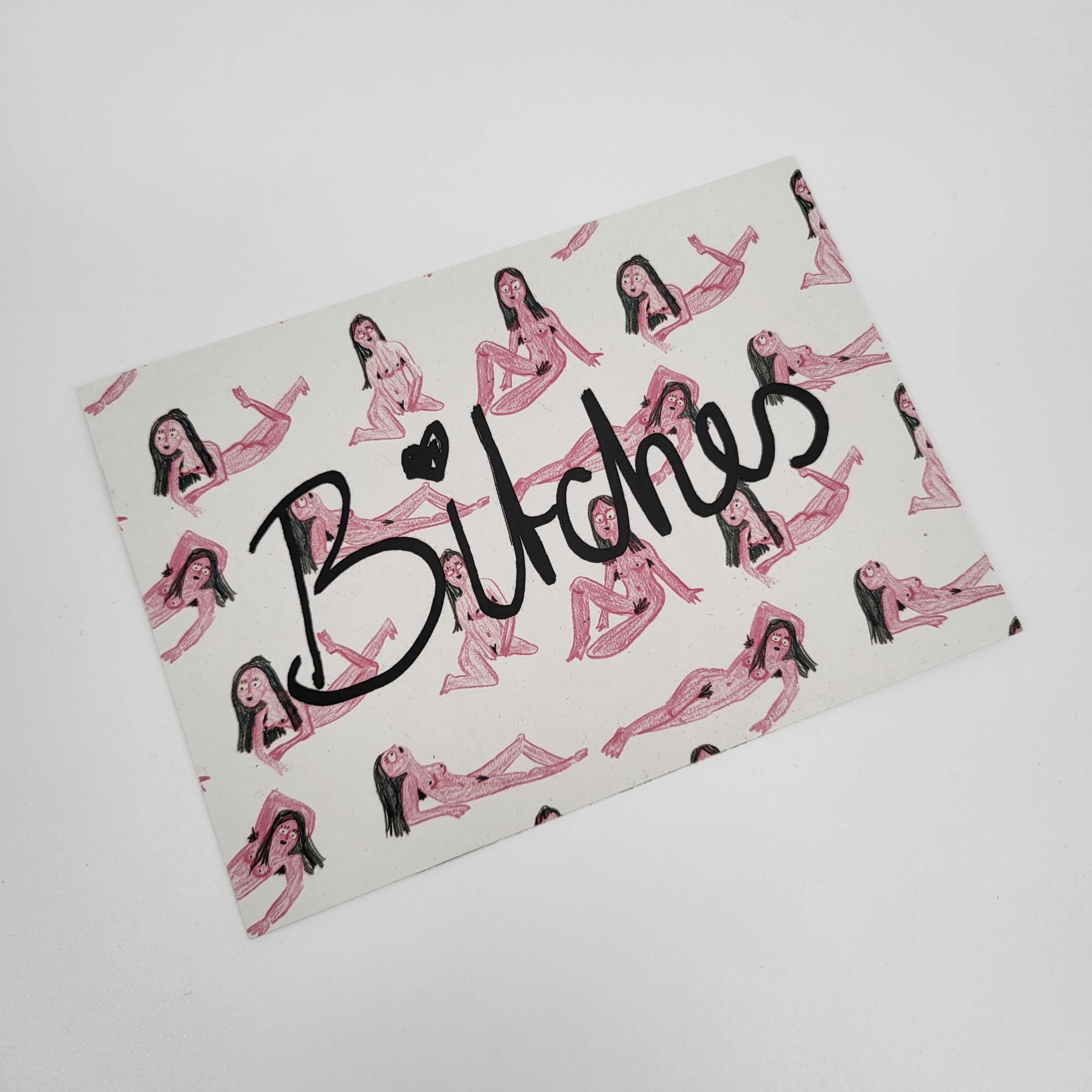 Karte mit Rosa-Illustrationen von Frauen und dem Wort "Bitches" in großer, schwarzer Schrift darüber.