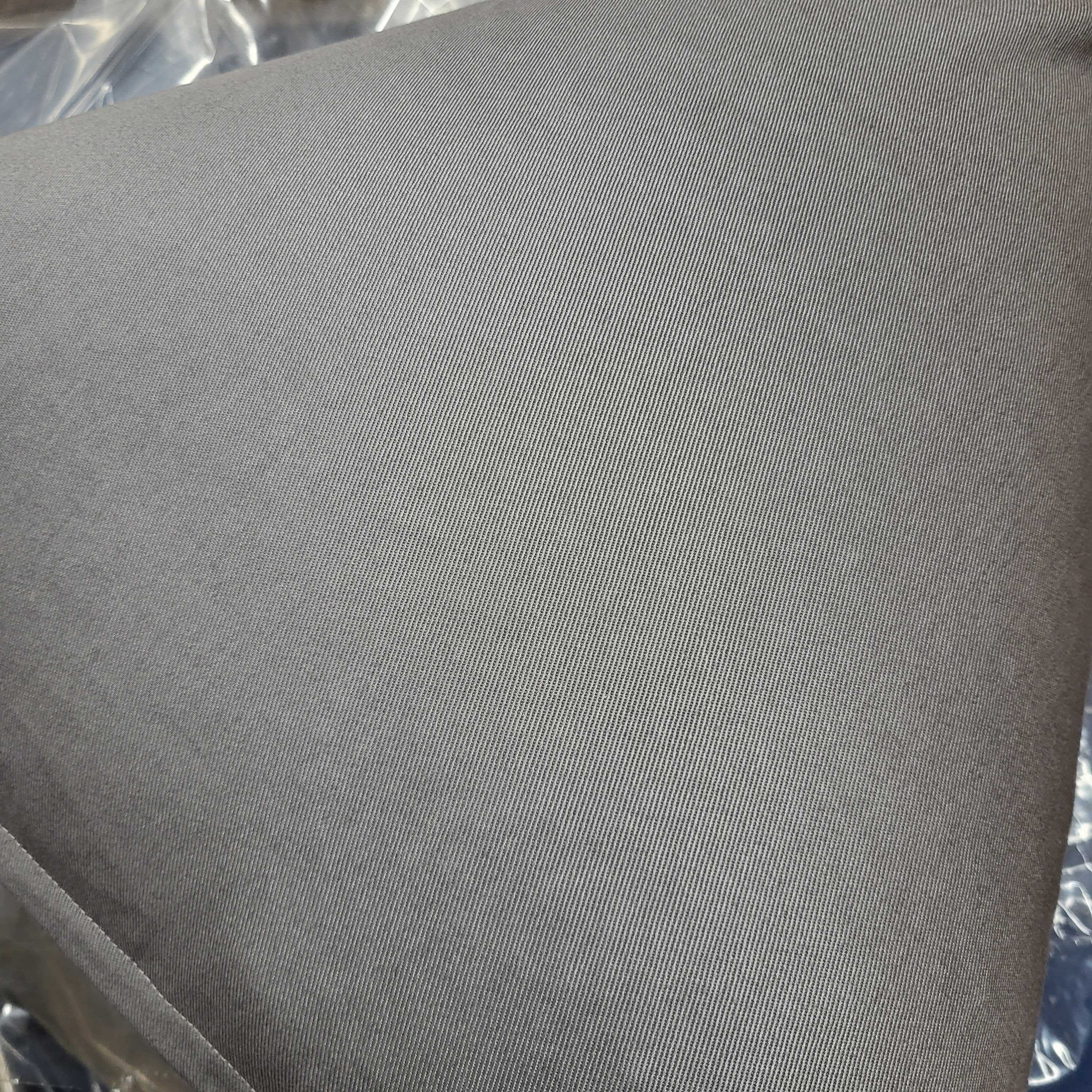 Nahaufnahme eines grauen Stoffes mit feinen diagonalen Linien.