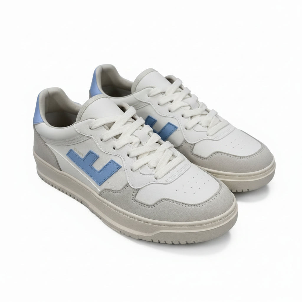 Ein Paar weiße und hellgraue Turnschuhe mit hellblauen Akzenten, einschließlich eines seitlichen Logos und einer Fersenlasche, auf einer grauen Oberfläche.