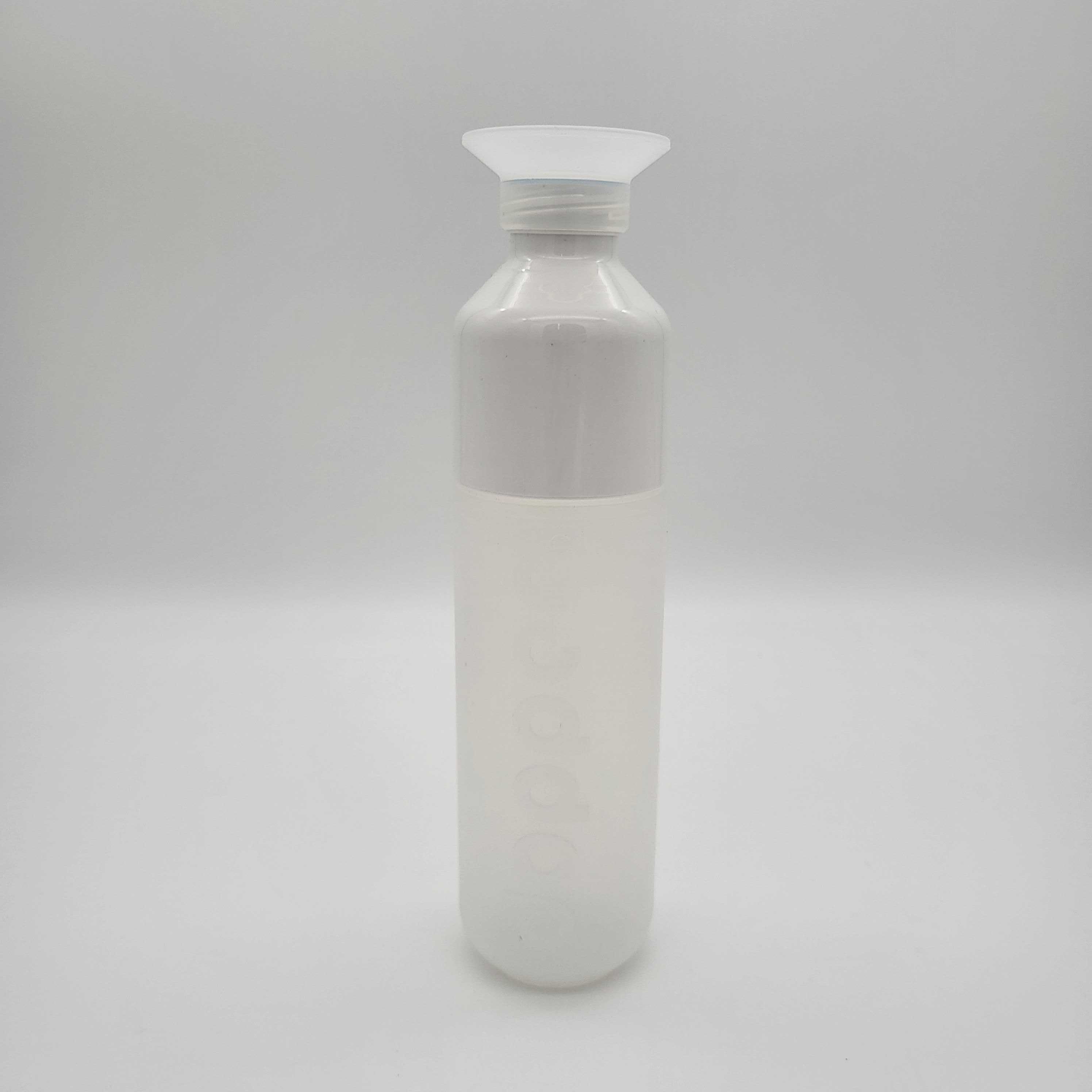 Eine klare, hohe Plastikwasserflasche mit einem weißen Schraubverschluss steht aufrecht vor einem schlichten weißen Hintergrund. Die Flasche ist leer und hat ein schlichtes, minimalistisches Design.