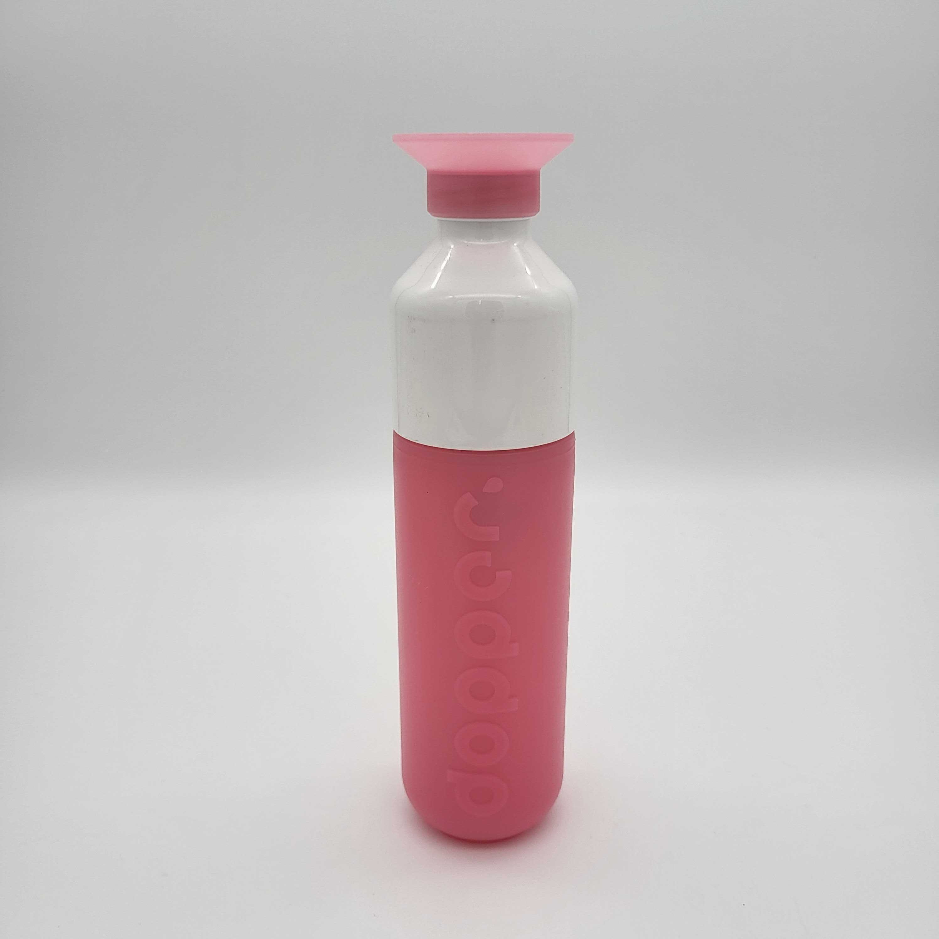 Eine wiederverwendbare Dopper-Wasserflasche mit weißem Oberteil und rosanem Unterteil vor einem schlichten weißen Hintergrund. Die Flasche hat einen einzigartigen becherförmigen Verschluss und einen vertikal geprägten Dopper auf dem rosa Teil.