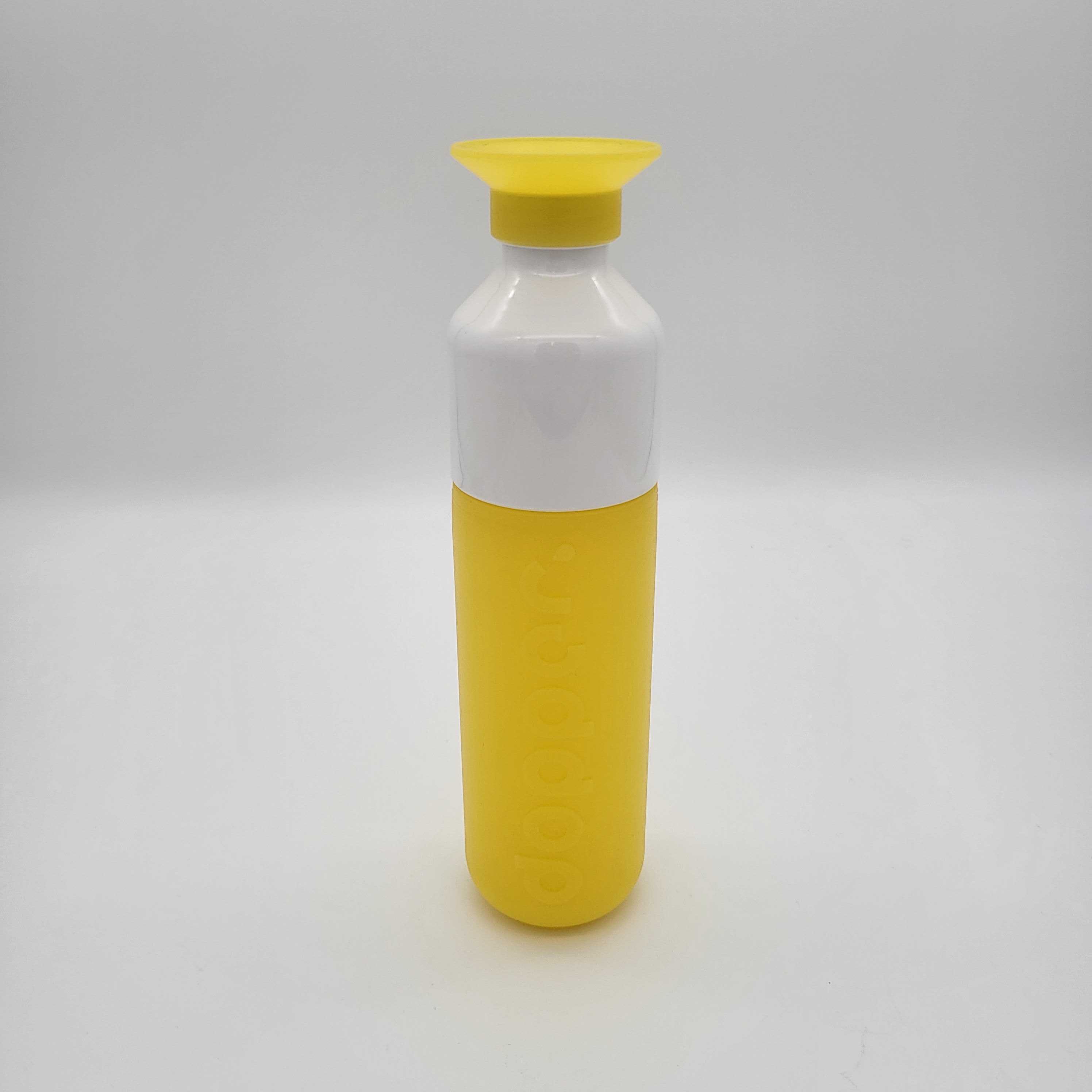Eine wiederverwendbare Wasserflasche mit gelbem Boden und Deckel und einem weißen Mittelteil steht aufrecht auf einem schlichten weißen Hintergrund.