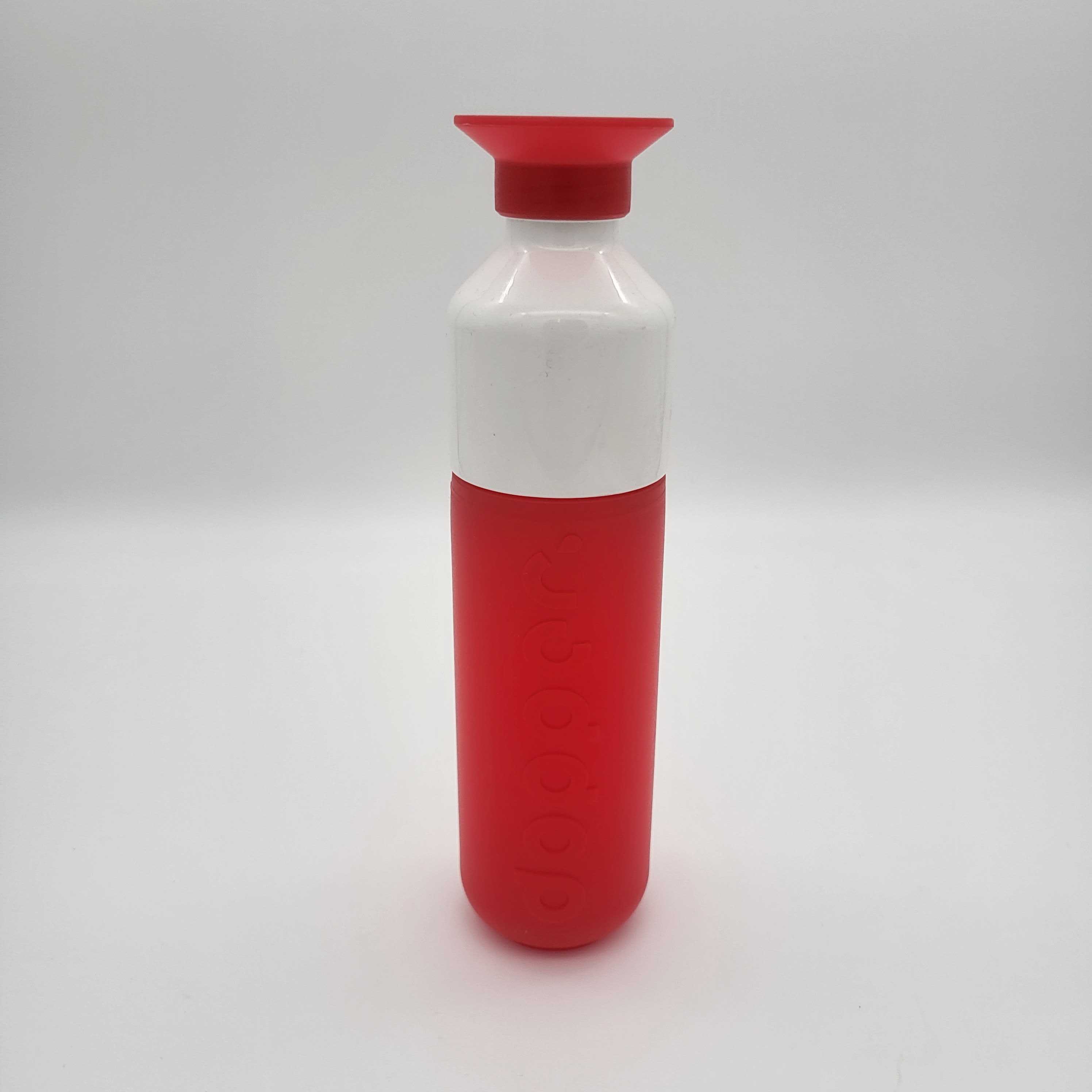 Eine rot-weiße wiederverwendbare Wasserflasche mit einem breiten, flachen Deckel steht aufrecht auf einem schlichten weißen Hintergrund.